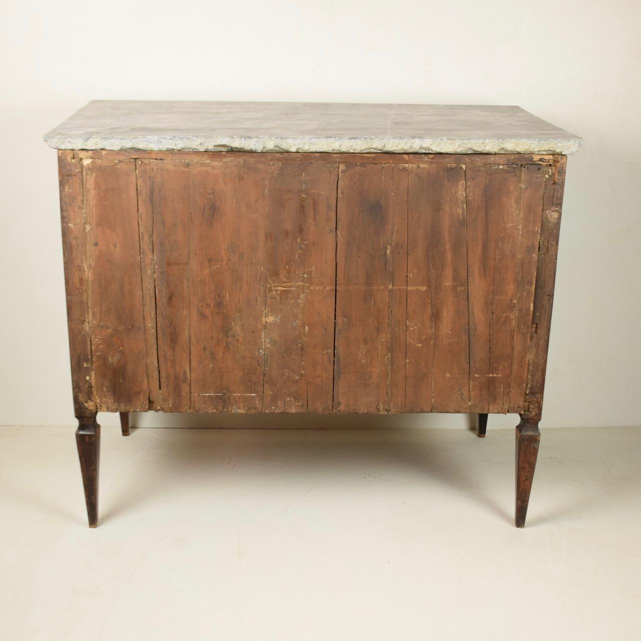 Cassettiera Luigi XVI impiallacciata in palissandro con piano in marmo grigio in vendita 8