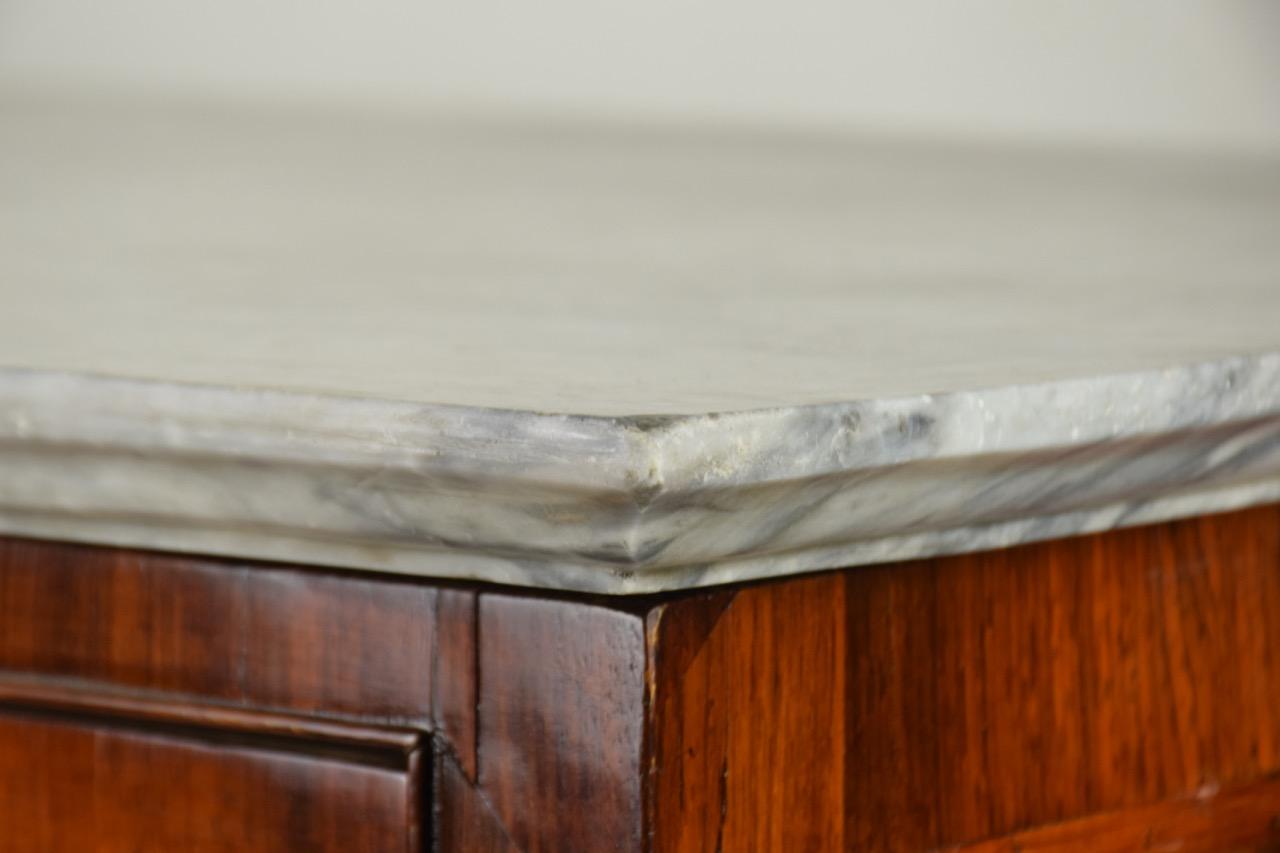 Kommode im Stil Louis XVI., furniert mit Palisanderholz und grauer Marmorplatte (Carrara-Marmor) im Angebot