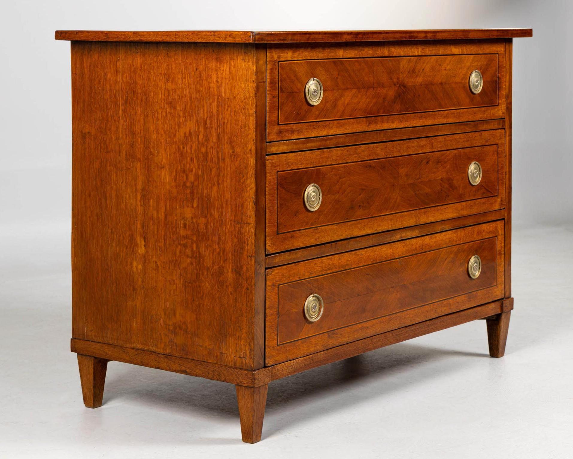 Antique chest of drawers with central locking system

Southern Germany
Walnut, oak
early 19th century

Dimensions: H x W x D: 86 x 115 x 58 cm

Description:
Chest of drawers with three drawers standing on tapered square legs.
The drawer fronts are