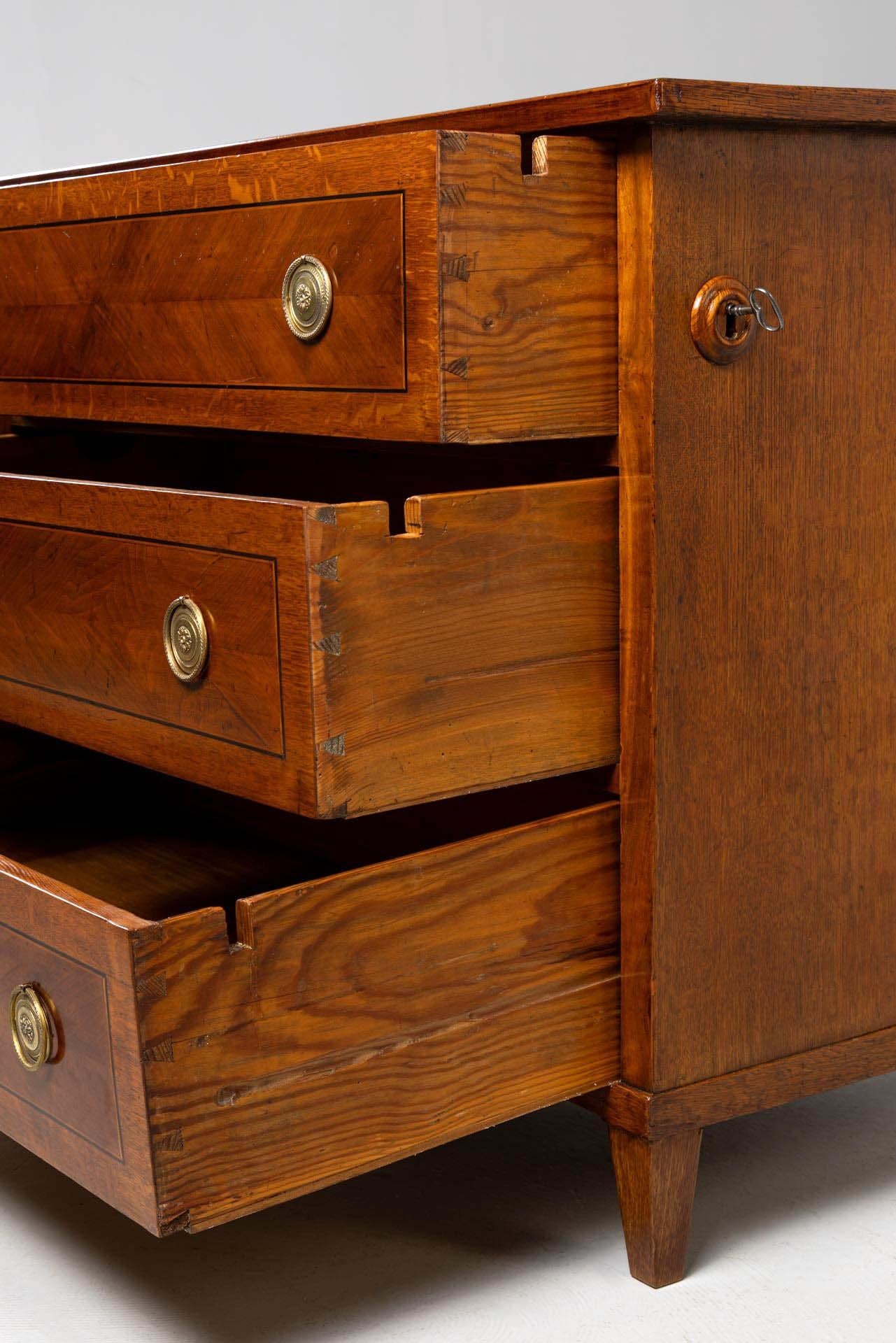 Louis XVI Chest of Drawers with Central Locking System, Germany, Early 19th Ct. In Good Condition For Sale In Greven, DE