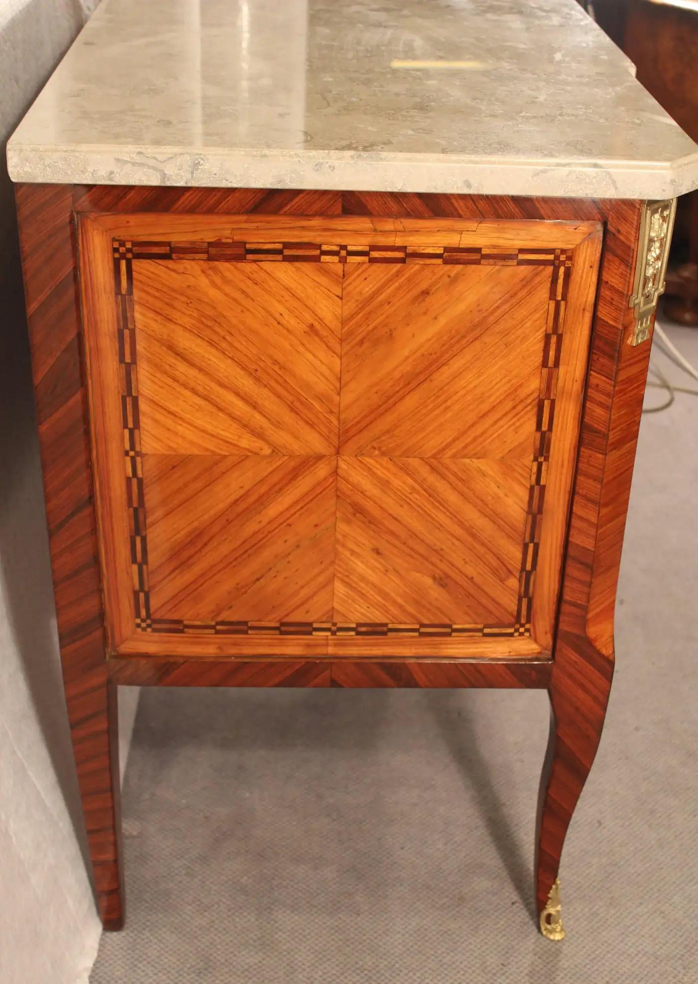 XVIII secolo, Commode Luigi XVI, Francia, 1780, decorata con splendidi intarsi floreali e geometrici in legno di re e impiallacciatura di palissandro, due cassetti, sollevata su gambe cabriole con montature in ormolu a fogliame sulla parte superiore