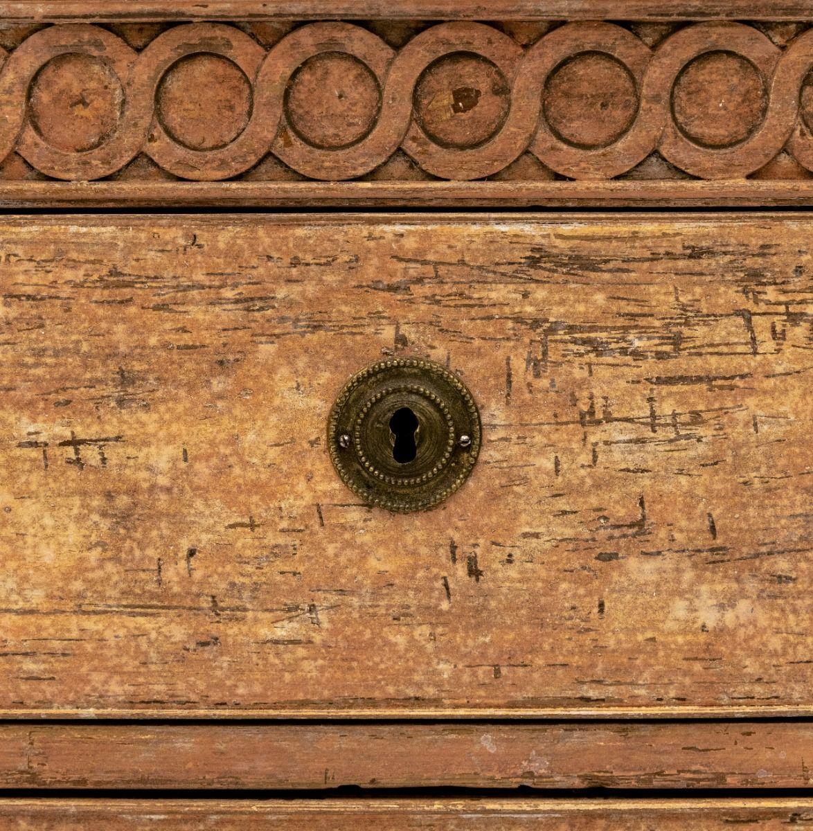 Ottone Cassettiera Luigi XVI con rosa dipinta a colori in vendita