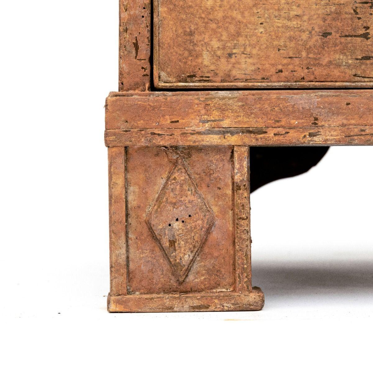 Cassettiera Luigi XVI con rosa dipinta a colori in vendita 1