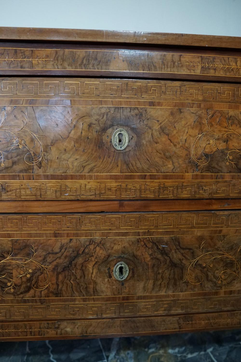 Louis XVI chest of drawers, with inlaid, Lombard, 18th century, a lock that closes both drawers, rare and completely original. Dimensions: 90 x 135 x 60cm. Good condition - used with small signs of aging & blemishes. Additional photos and