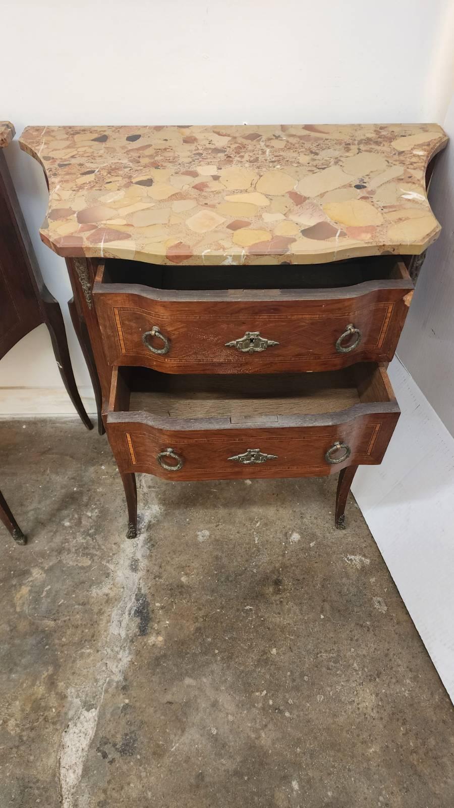 Una coppia di Commodes Luigi XVI in legno con dettagli in parquet intarsiato. Ogni cassetto è dotato di maniglie in ottone in stile loop. Con piani di marmo in pietra. 