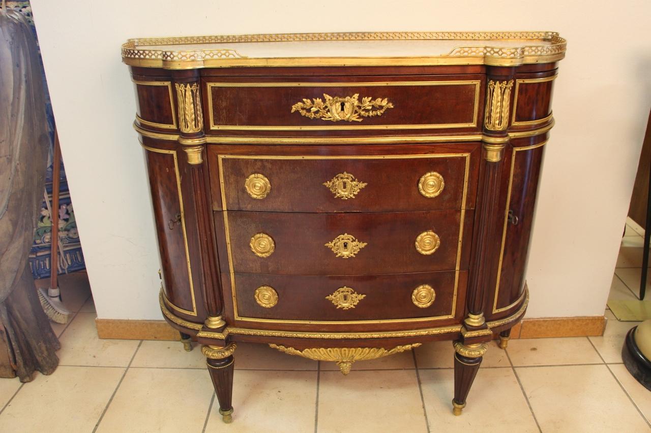 Beautiful dresser attributed to the house Sormani, vintage 19th century, mahogany and mahogany veneer with many gilt bronzes of great quality, white marble, after a model Jean Francois Leleu period Louis XVI.