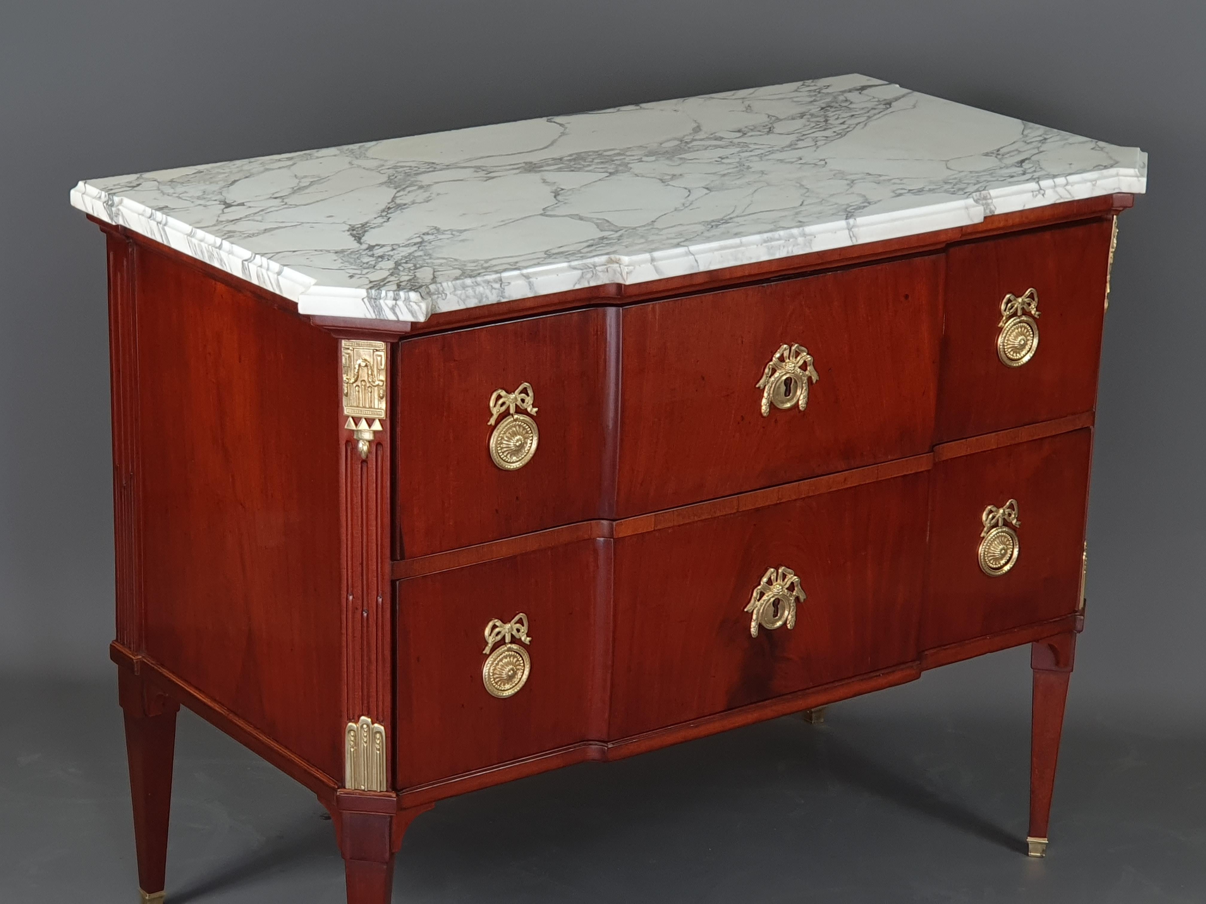 Louis XVI Commode in Mahogany For Sale 4