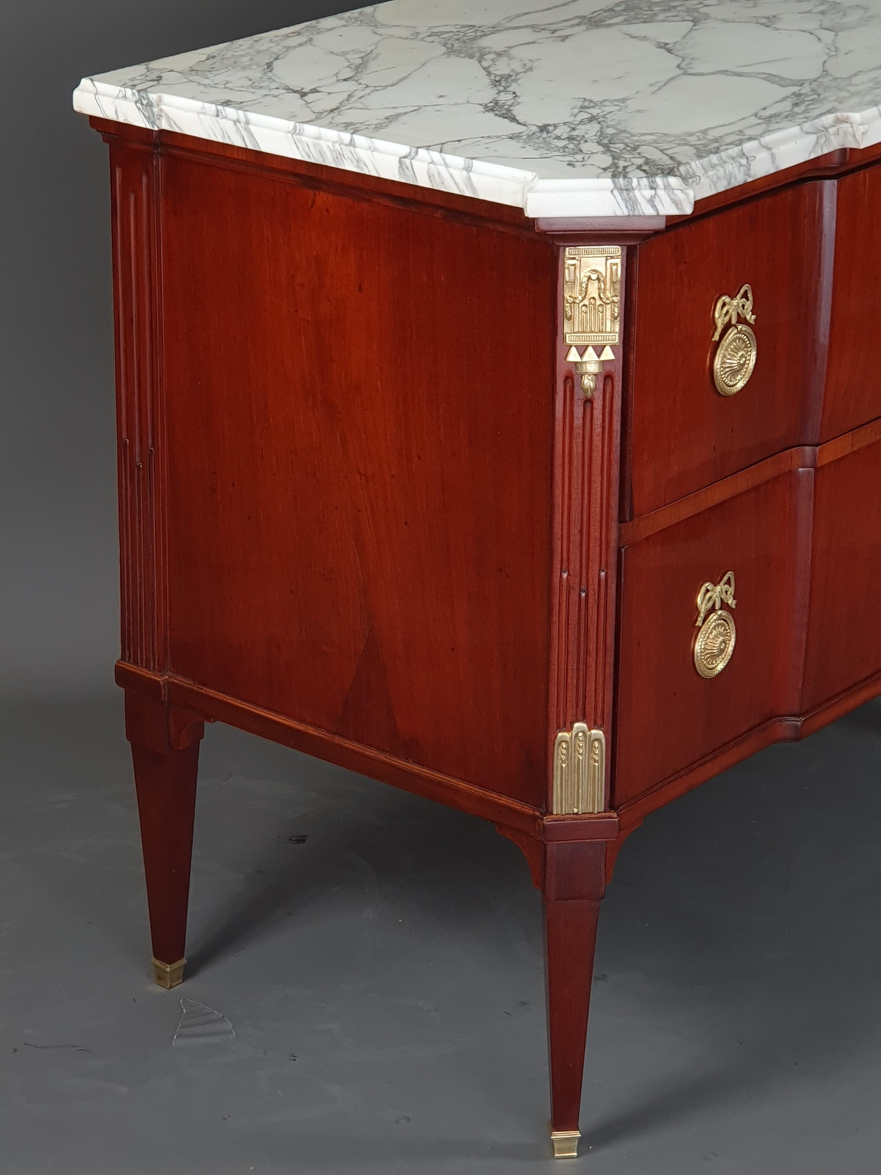 Commode Luigi XVI in mogano in vendita 4