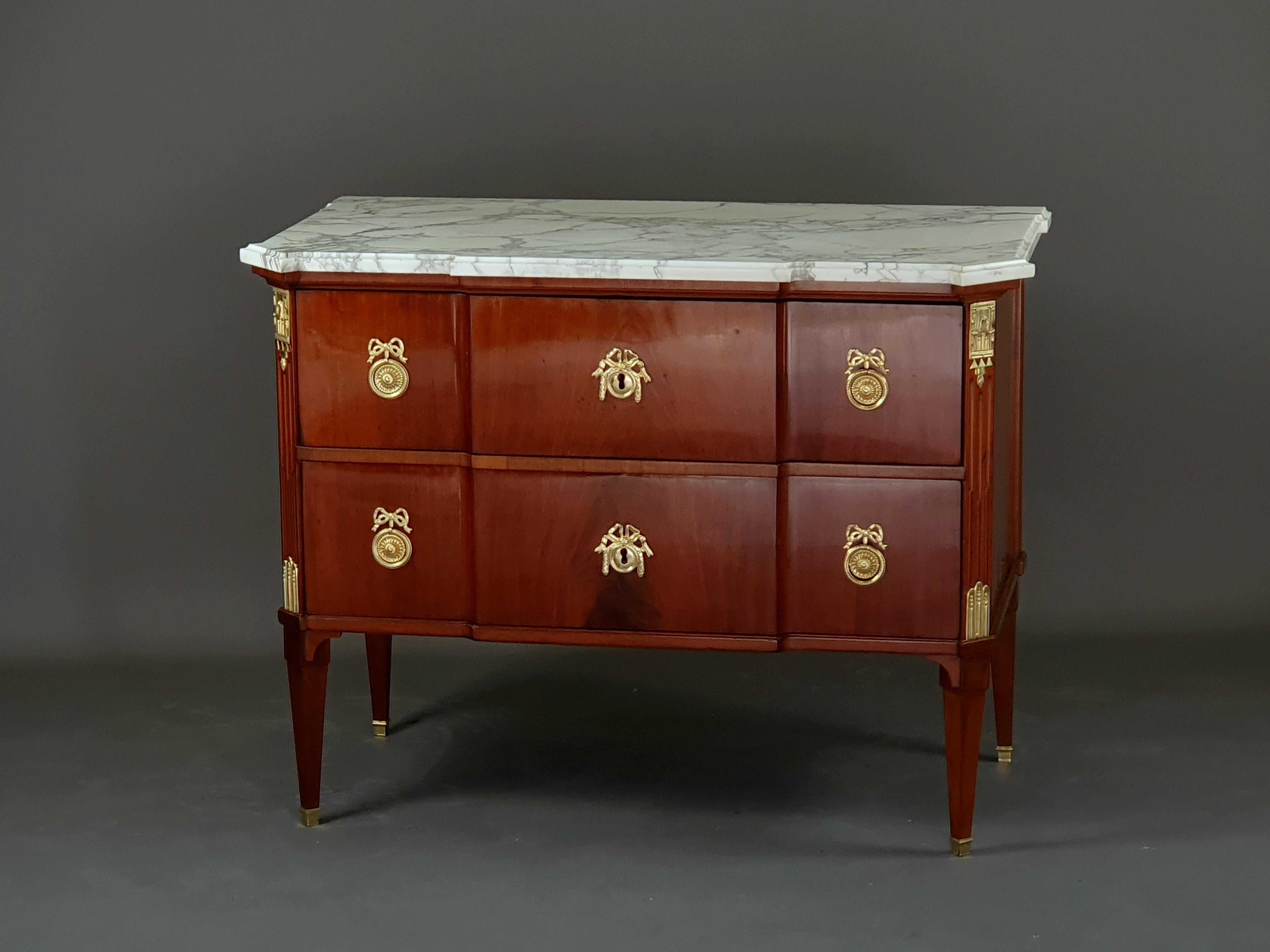 Louis XVI Commode in Mahogany For Sale 2