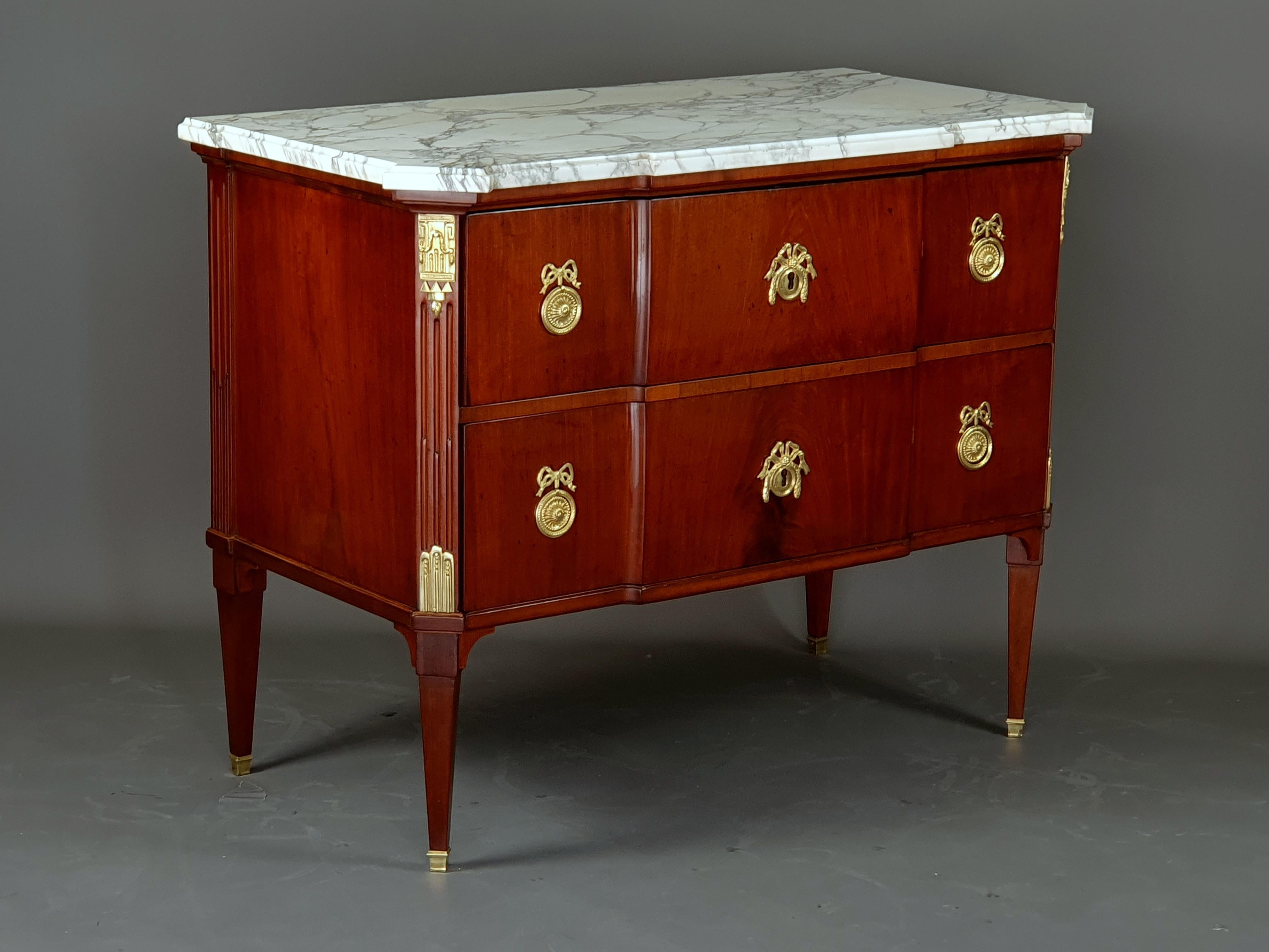 Louis XVI Commode in Mahogany For Sale 3