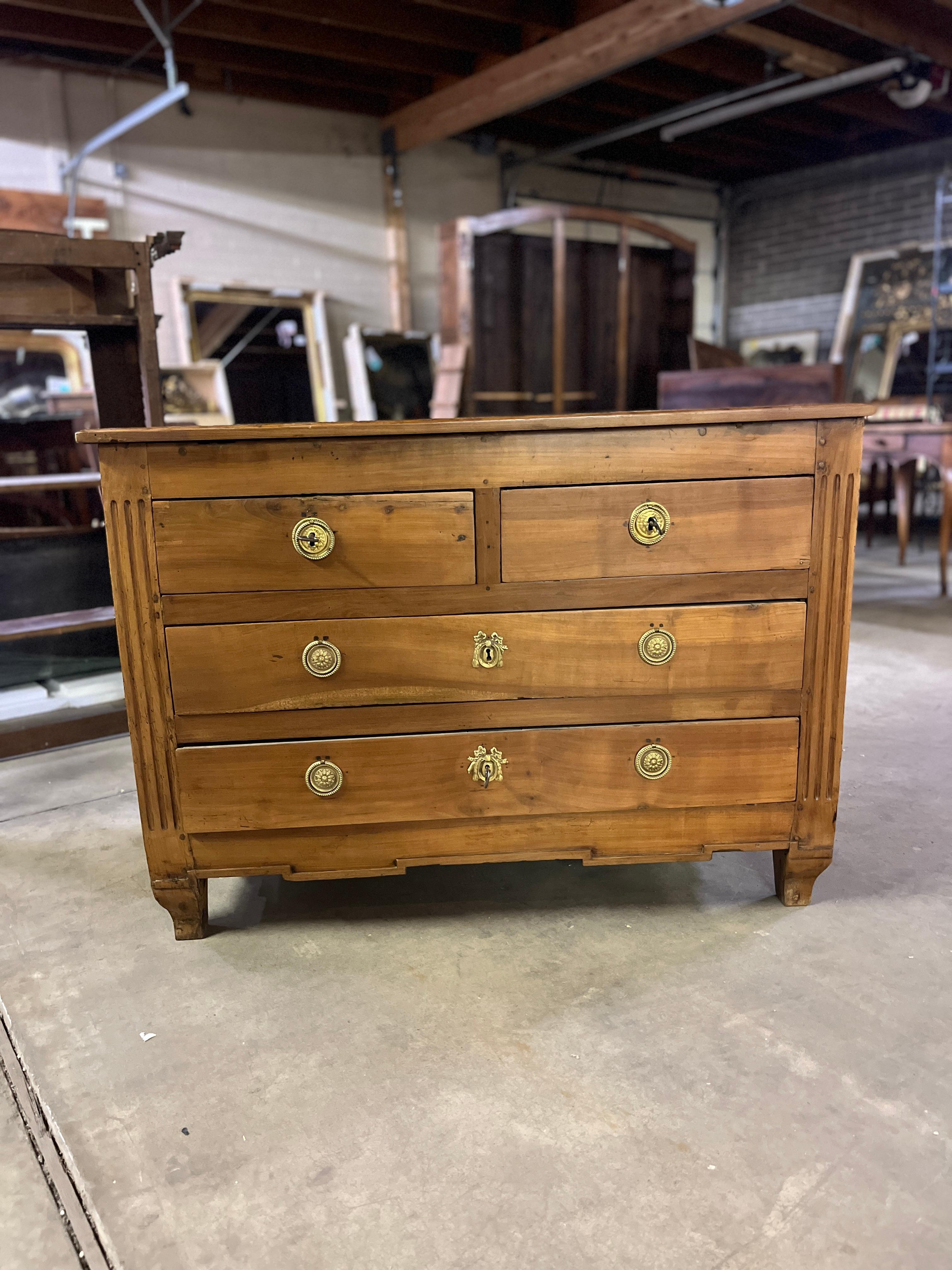 Commode Luigi XVI in Wood Wood Fine XVIII secolo 
Bellissimo pezzo acquistato in Francia. Usura appropriata all'età, vedi foto dettagliate o scrivici per qualsiasi domanda. 