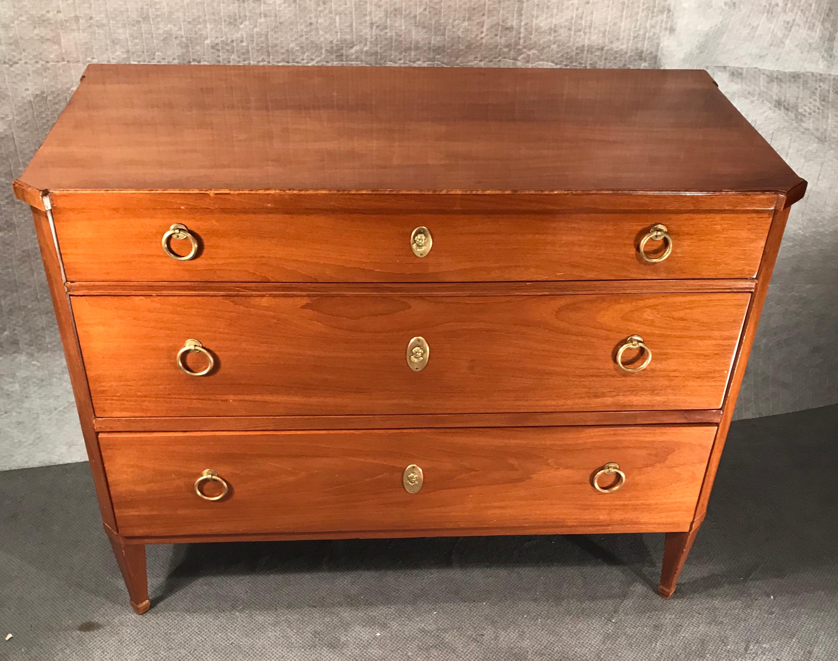 Elegant Louis XVI commode, Munich 1800, bleached mahogany veneer, beautiful original brass fittings. The commode is in very good condition, it will be shipped from Germany, standard shipping costs to Boston are included.