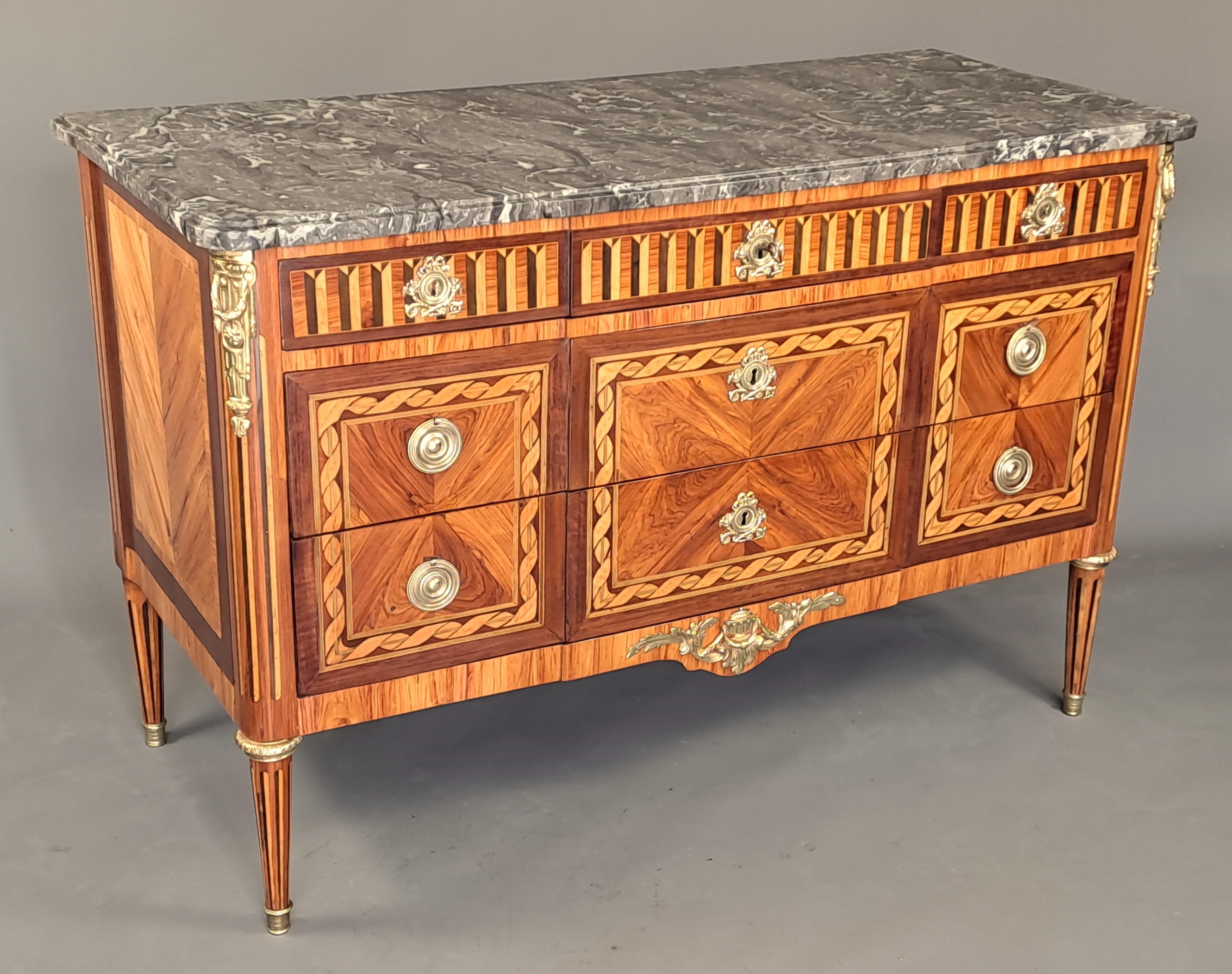 Nicolas Virrig - Paris - Master April 11, 1781

Important Louis XVI chest of drawers with central projection in marquetry presenting on the front reserves in rosewood treated as butterfly wings and delimited by superb friezes simulating a ribbon