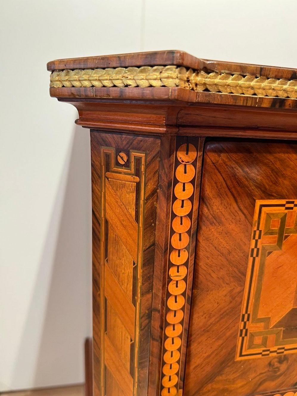 Luigi XVI. Commode, noce, ciliegio e placca d'oro, Vienna, Austria circa 1790 in vendita 6
