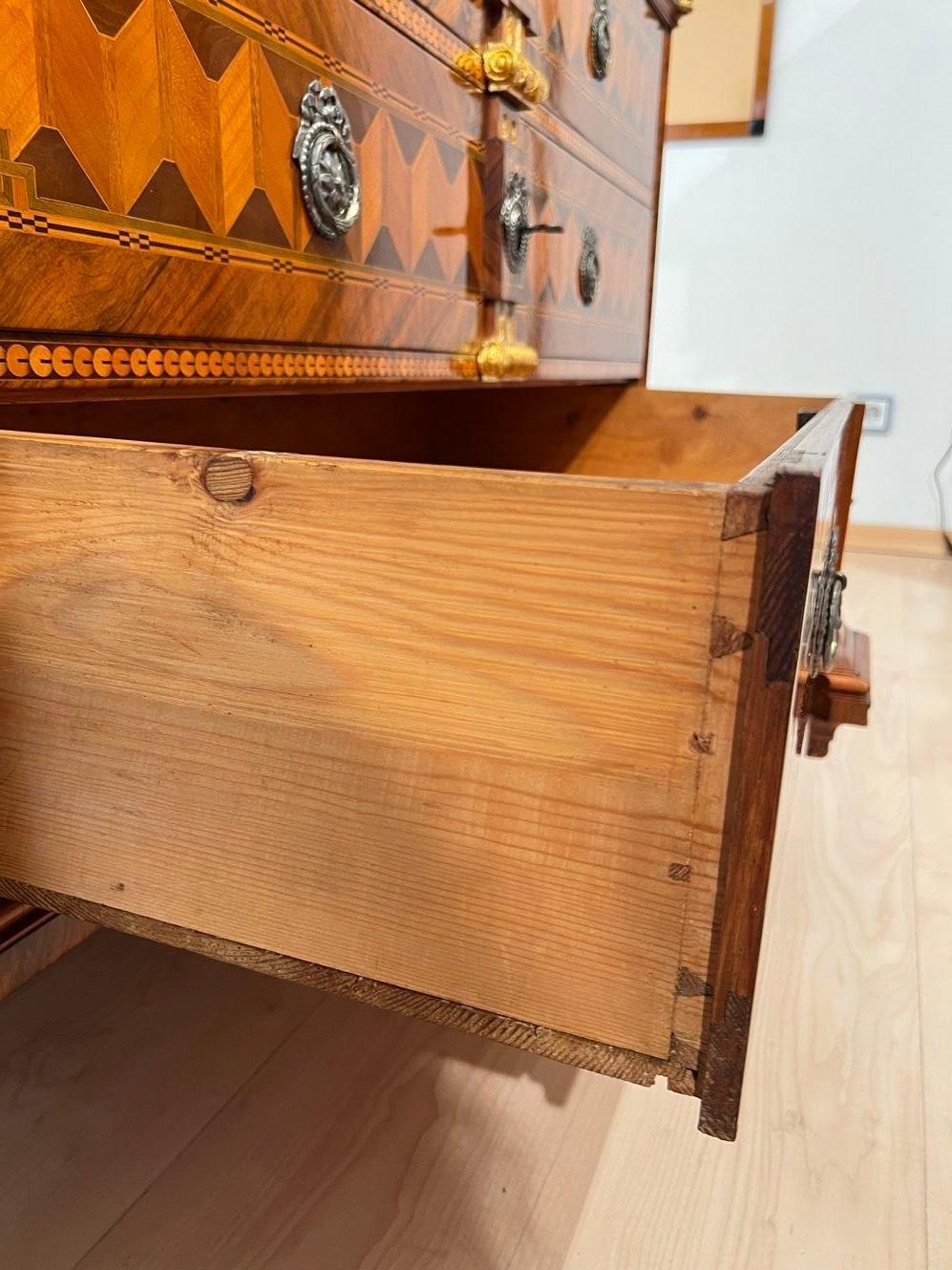 Luigi XVI. Commode, noce, ciliegio e placca d'oro, Vienna, Austria circa 1790 in vendita 11