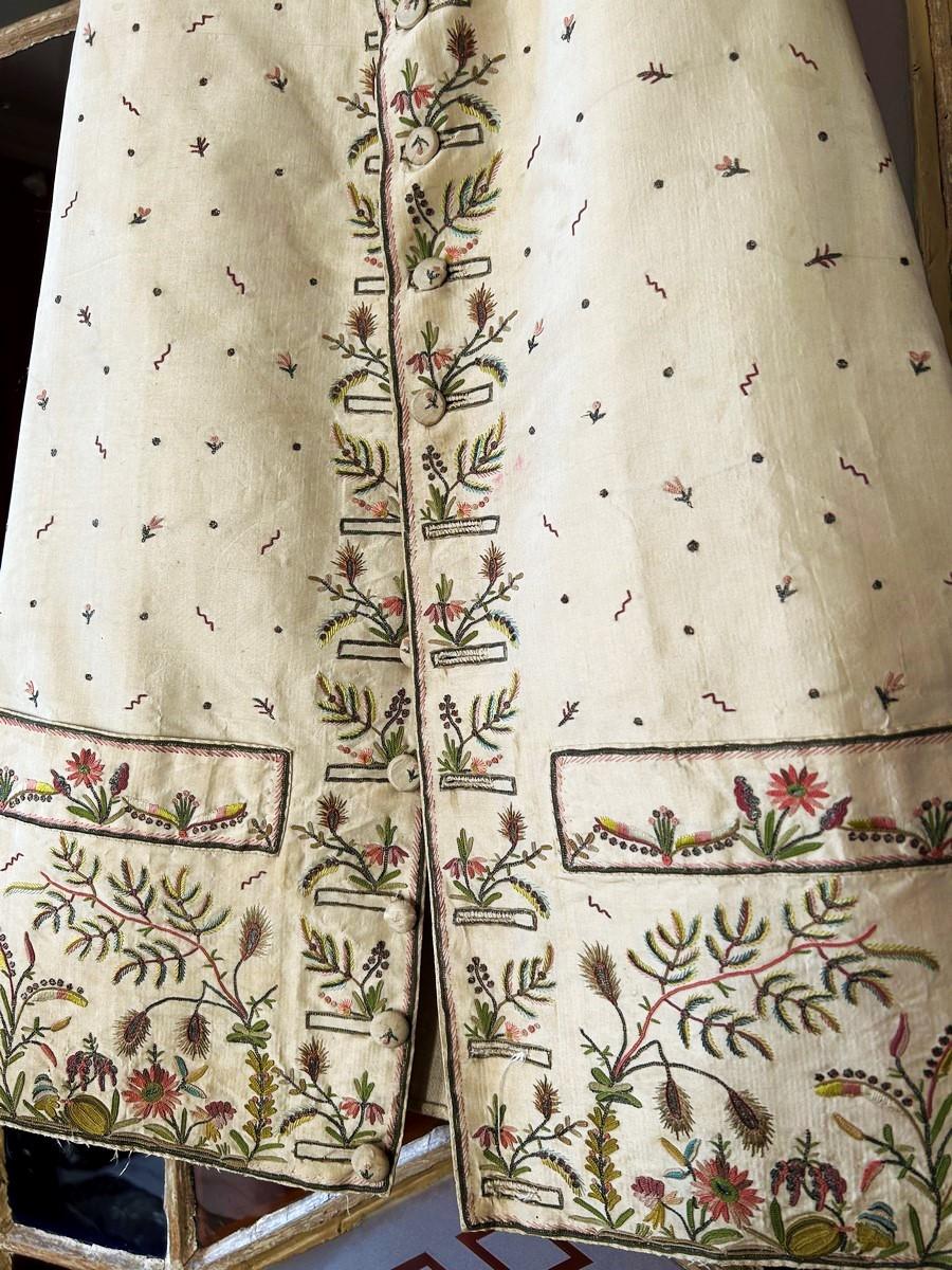 Women's or Men's Louis XVI court waistcoat in embroidered taffeta - France Circa 1785