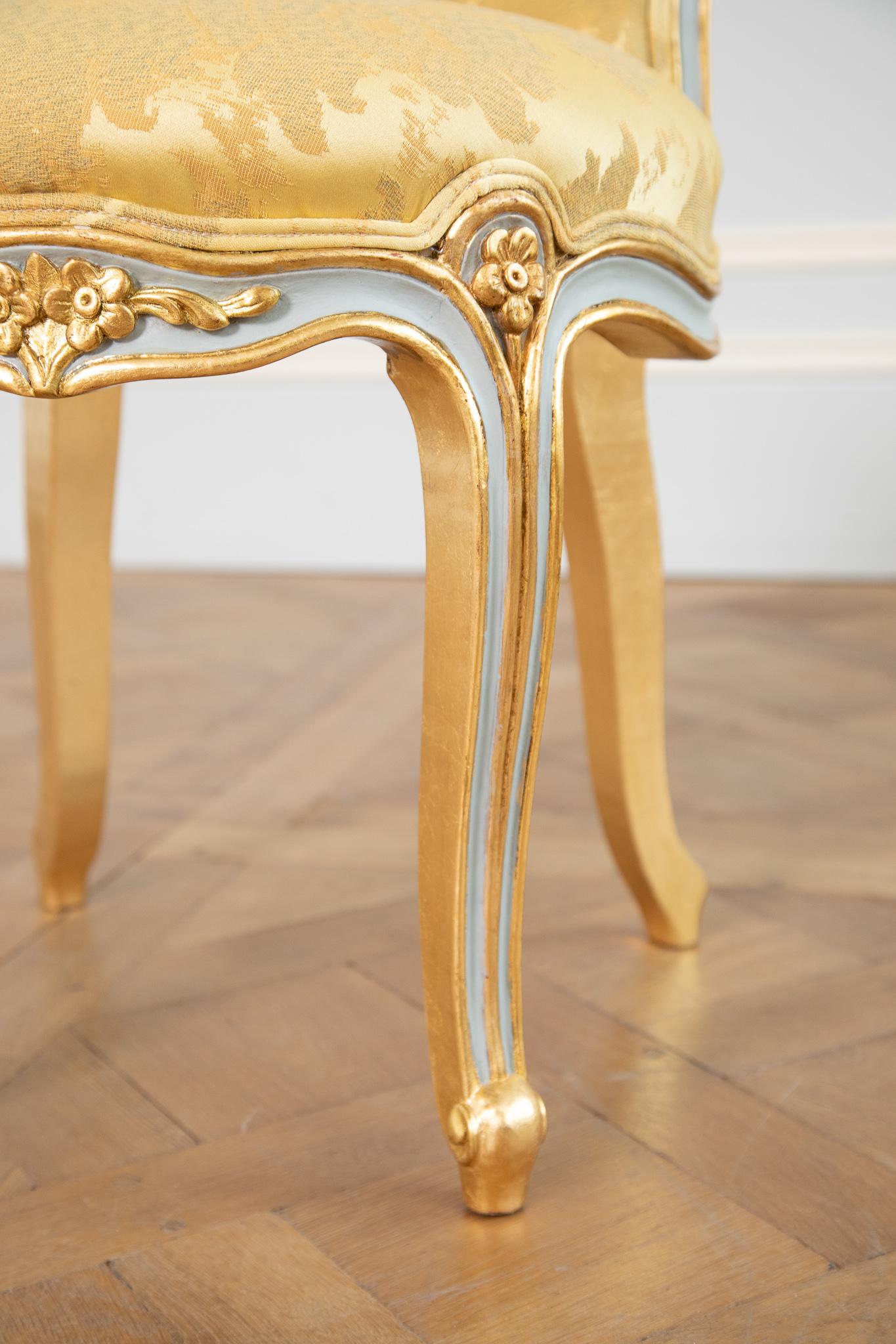 Louis XVI Crosse Renverse Stool Painted with Gold Highlights For Sale 4