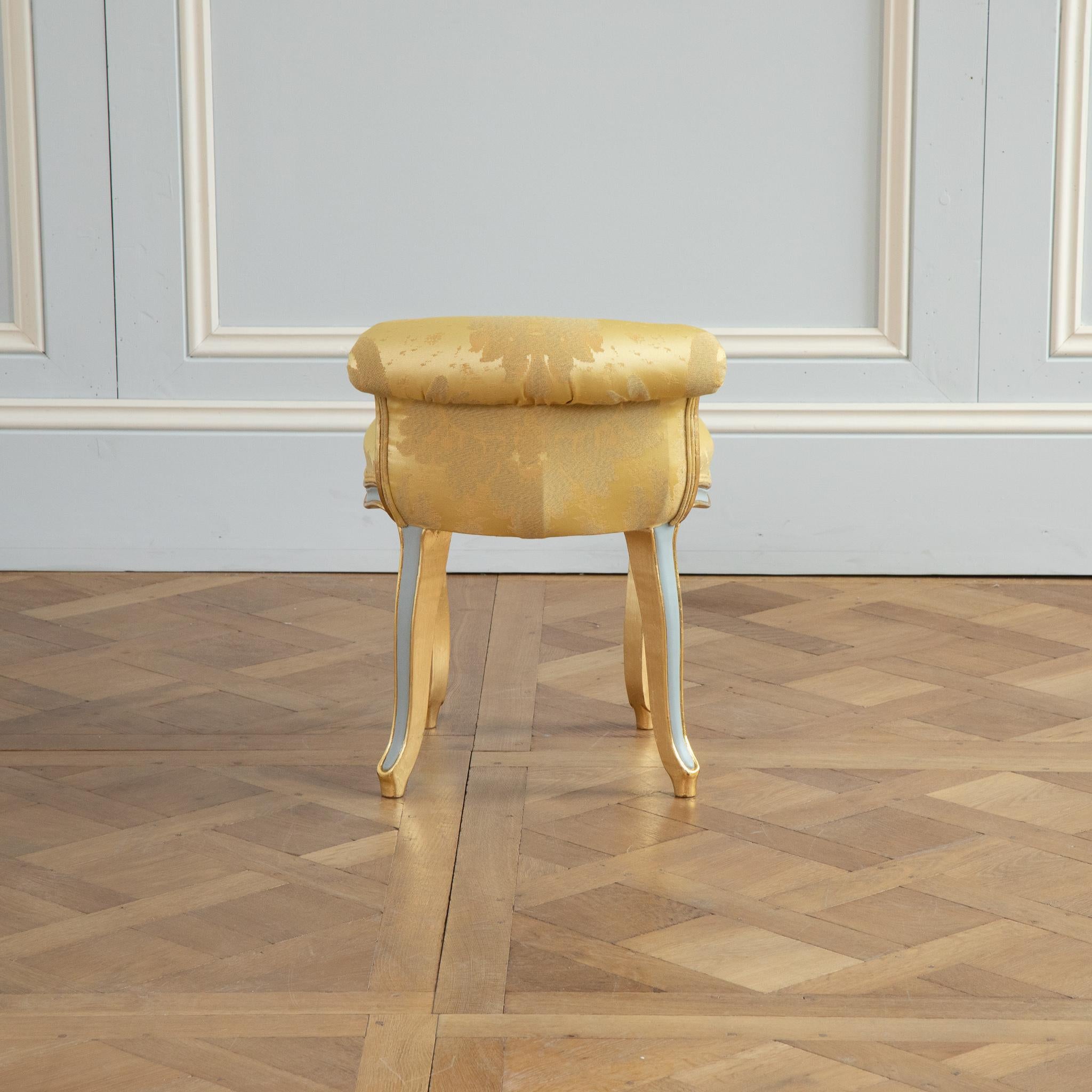 Louis XVI Crosse Renverse Stool Painted with Gold Highlights In Excellent Condition For Sale In London, Park Royal