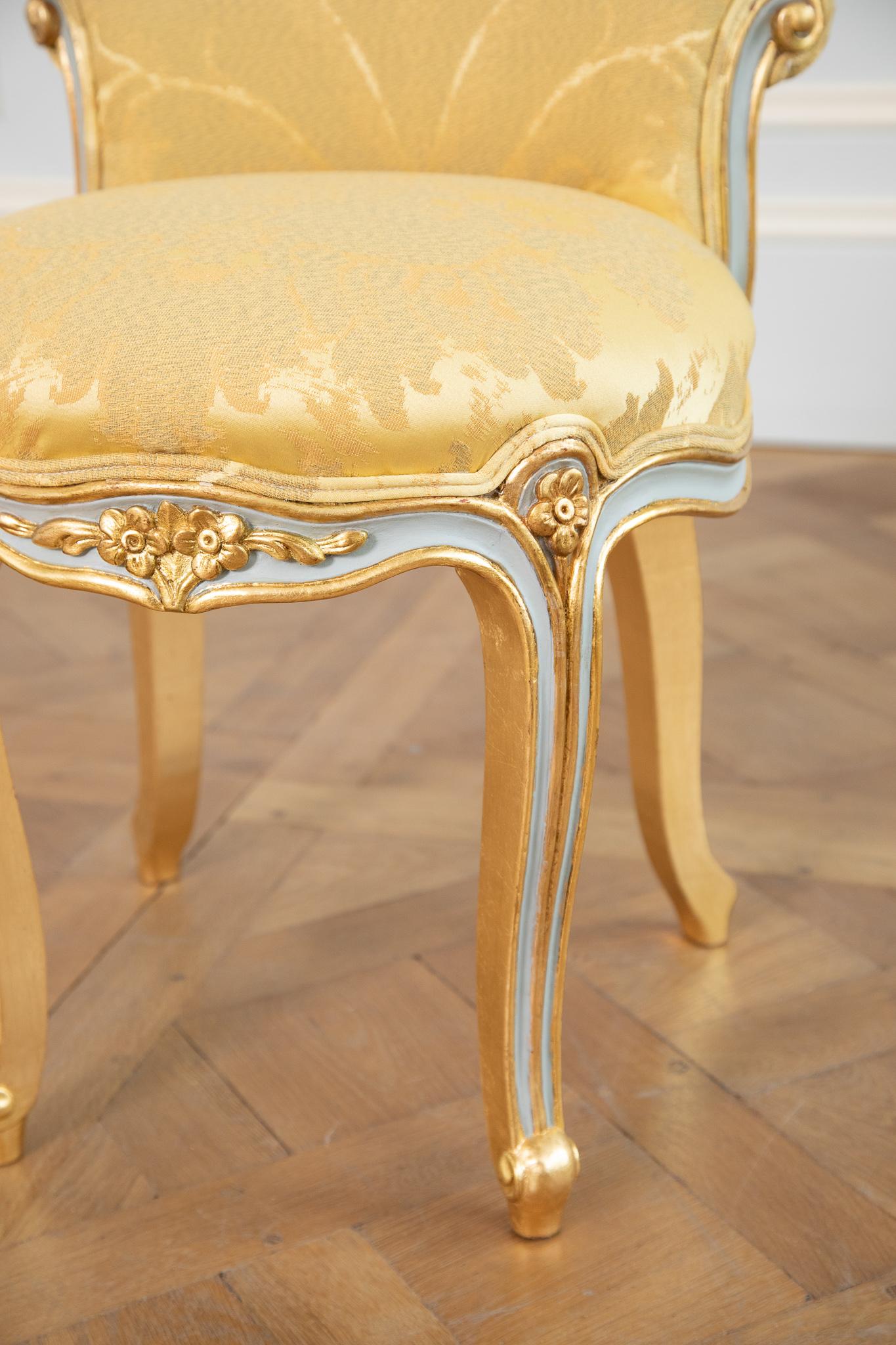 Hardwood Louis XVI Crosse Renverse Stool Painted with Gold Highlights For Sale
