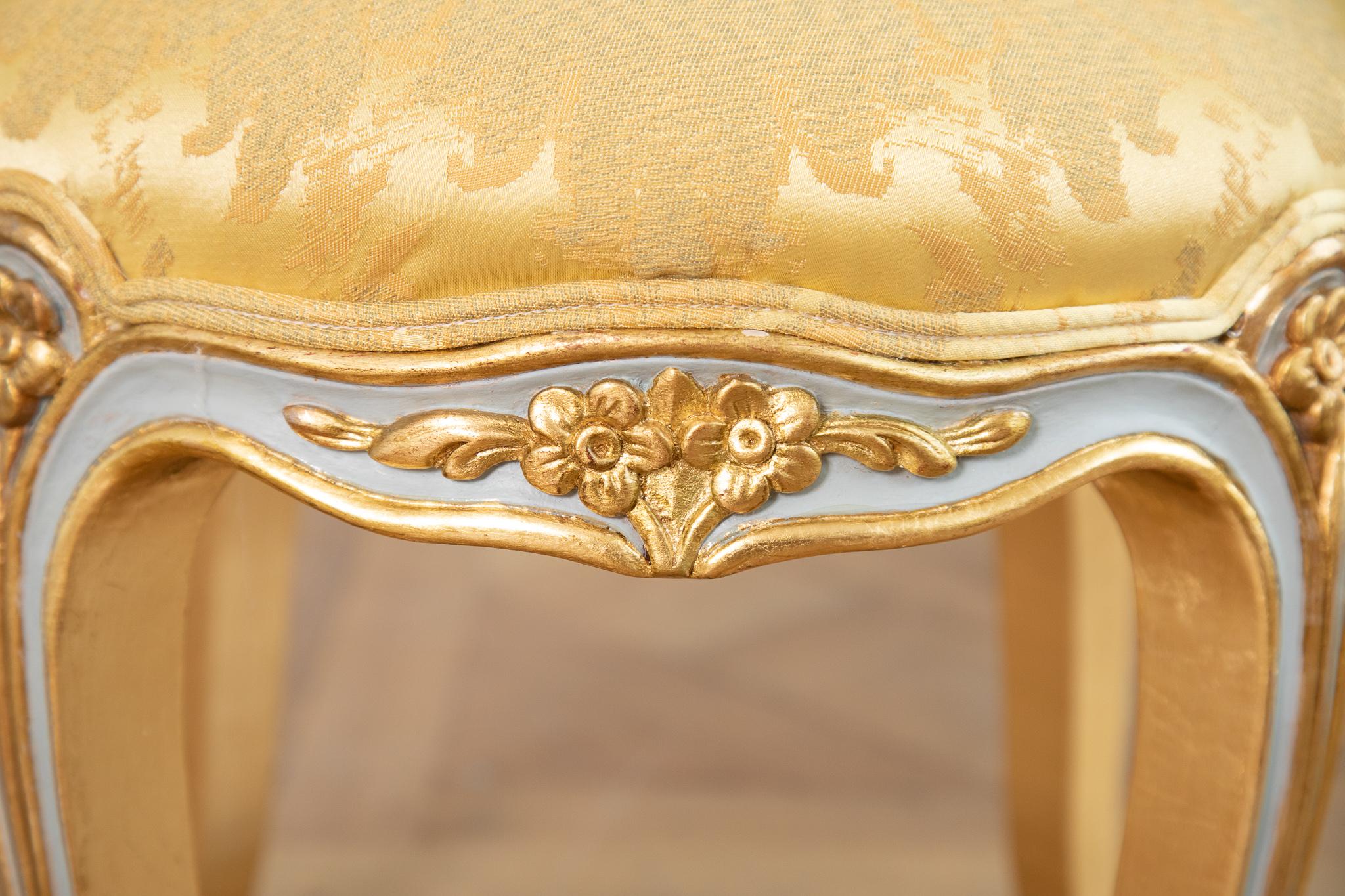Bois de feuillus Tabouret croisé Louis XVI peint avec des reflets dorés en vente
