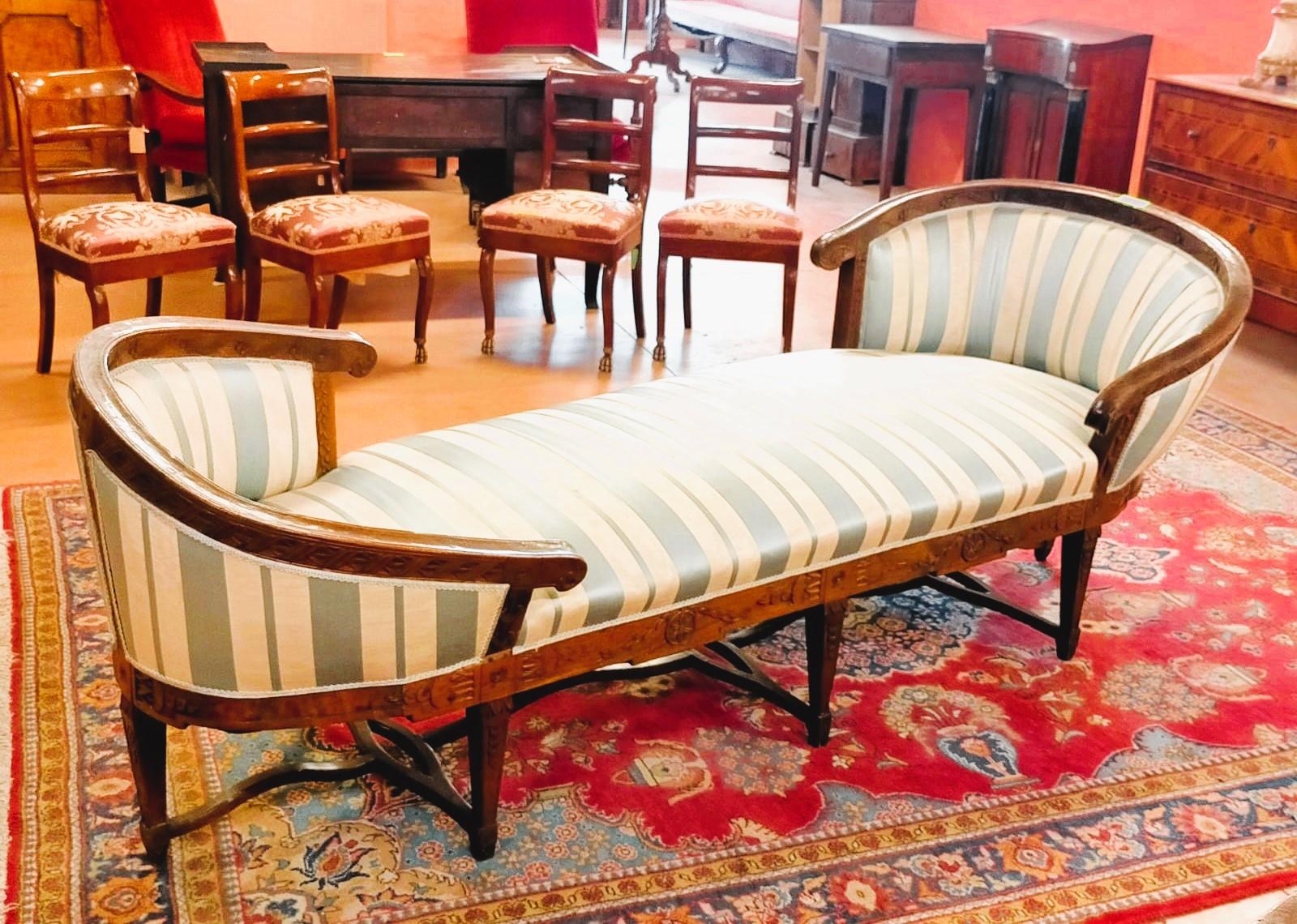 Louis XVI Daybed, in solid walnut, with a seat featuring double backrests of varying sizes. Fully carved from solid wood with festoons and flowers. In a first patina. Venetian, Venice. 
Origin: Venetian (Venice). 

Measurements: Length 225 cm
