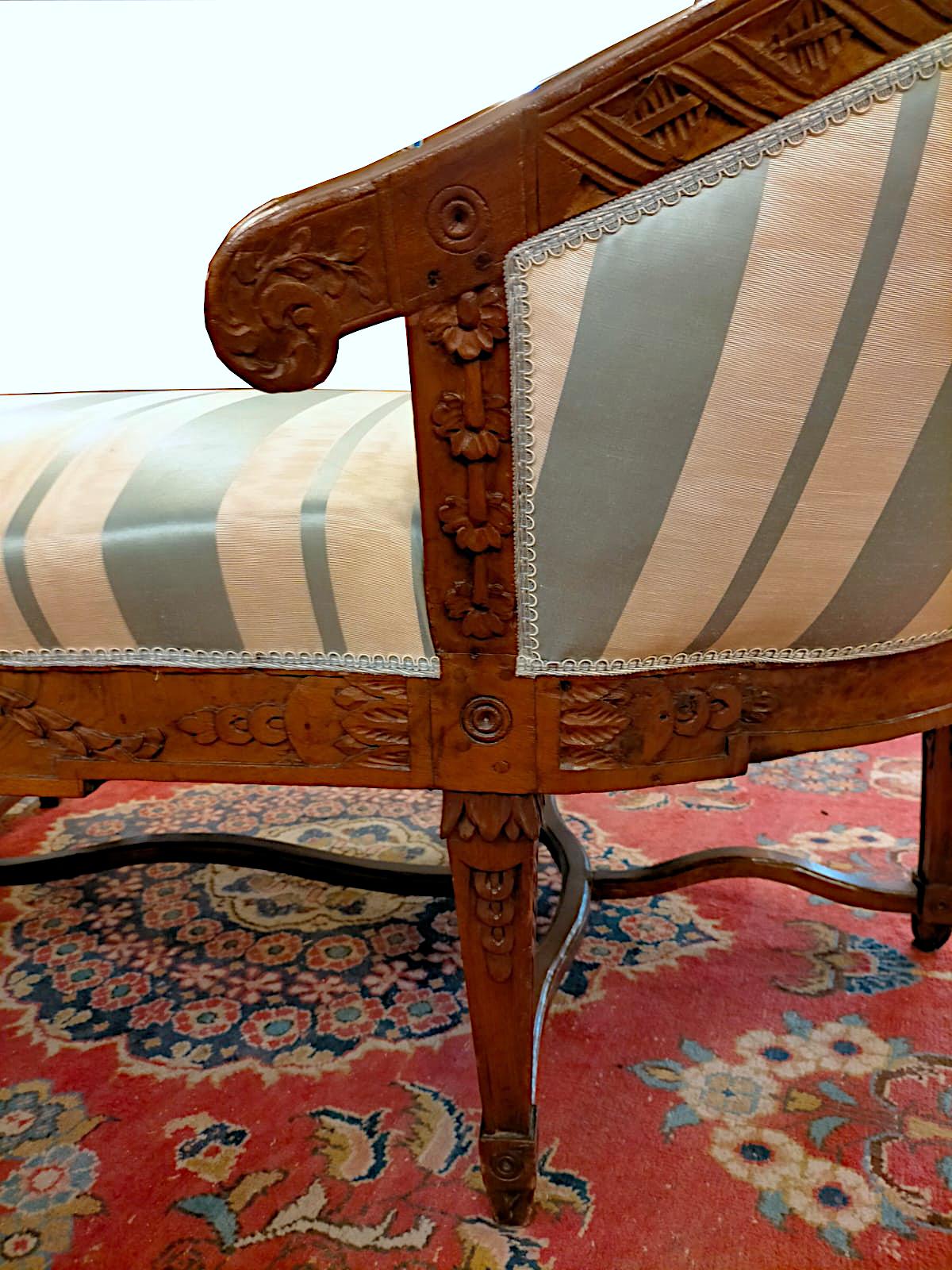 Late 18th Century Louis XVI daybed in solid walnut, entirely carved from the 1700s. For Sale