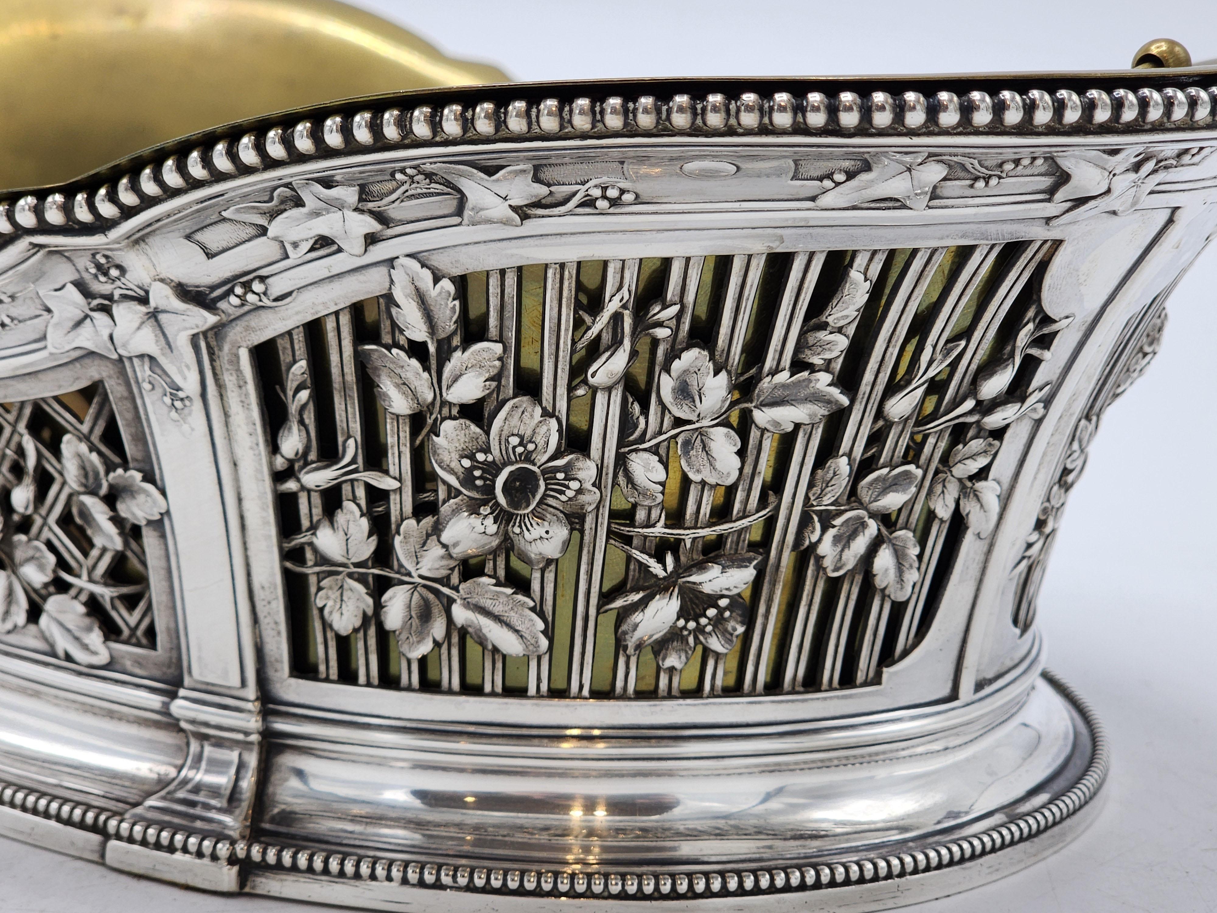 Centrotavola decorativo Luigi XVI, Francia, 1890-1910, A. Silver
Questa squisita fioriera francese, realizzata in argento sterling, è un oggetto da collezione che combina una bellezza senza tempo con una lavorazione di alta qualità. Il suo design in