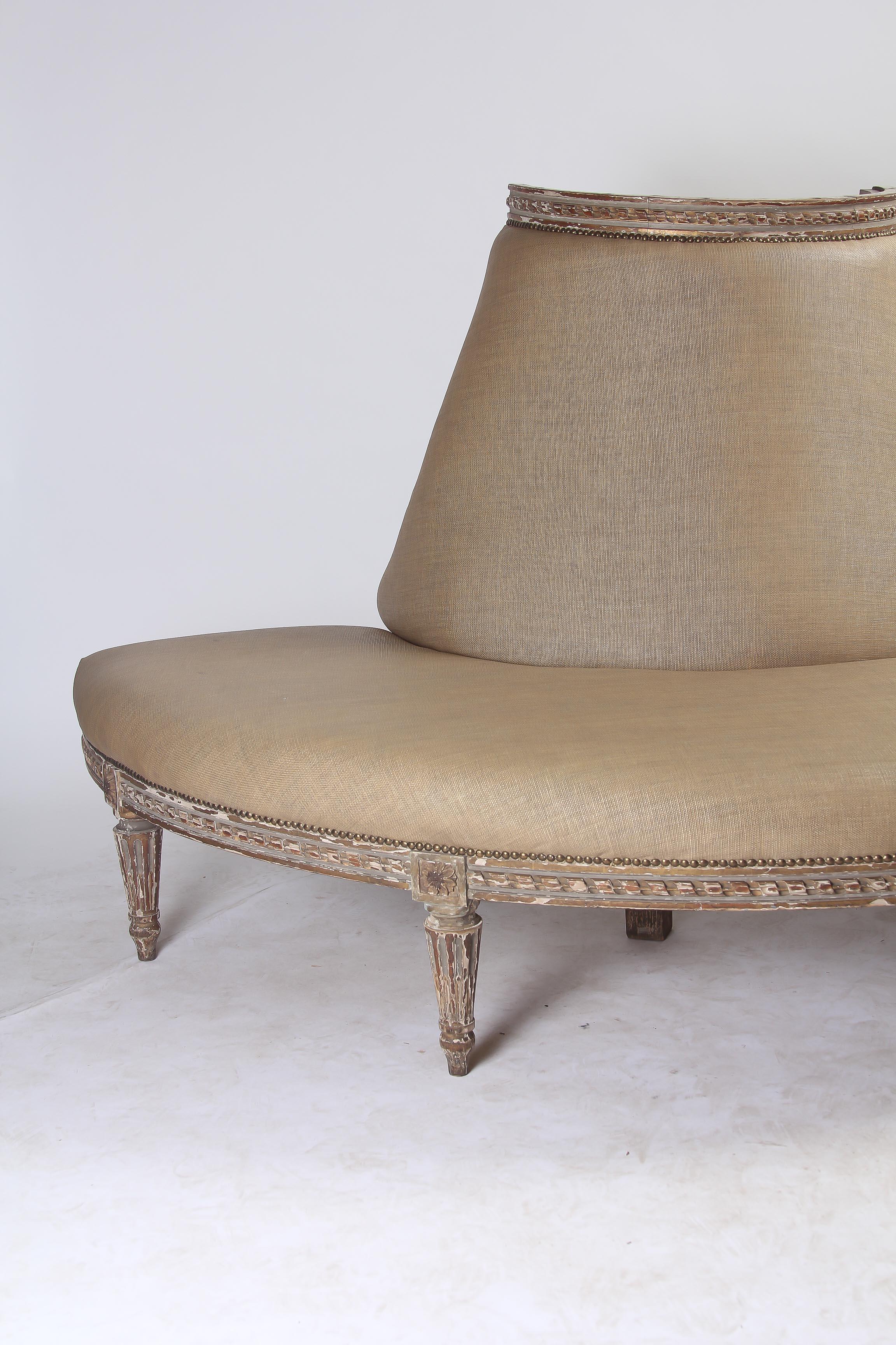 Louis XVI (um 1800) Demi-lune bemaltes Holz Banquette oder Konversationssofa mit Halbkreis 2 Stück Leinen Sofa, mit sterben verbindet und zentrale geschnitzte Rosetten über kannelierte und kurze konische Beine, mit zentralen geschnitzt gewickelt