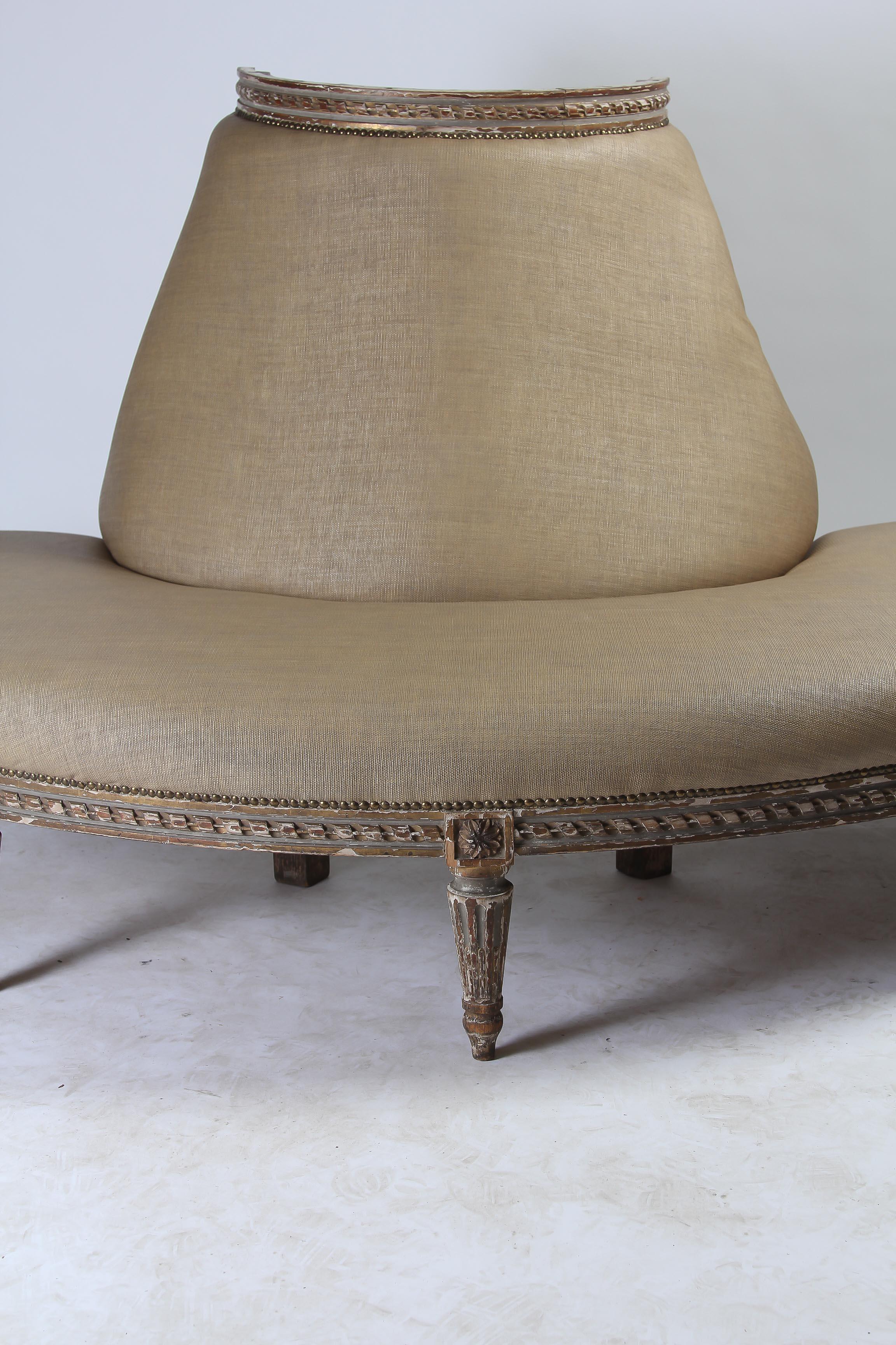 Louis XVI. Demi-Lune- Banquette aus bemaltem Holz (Französisch) im Angebot