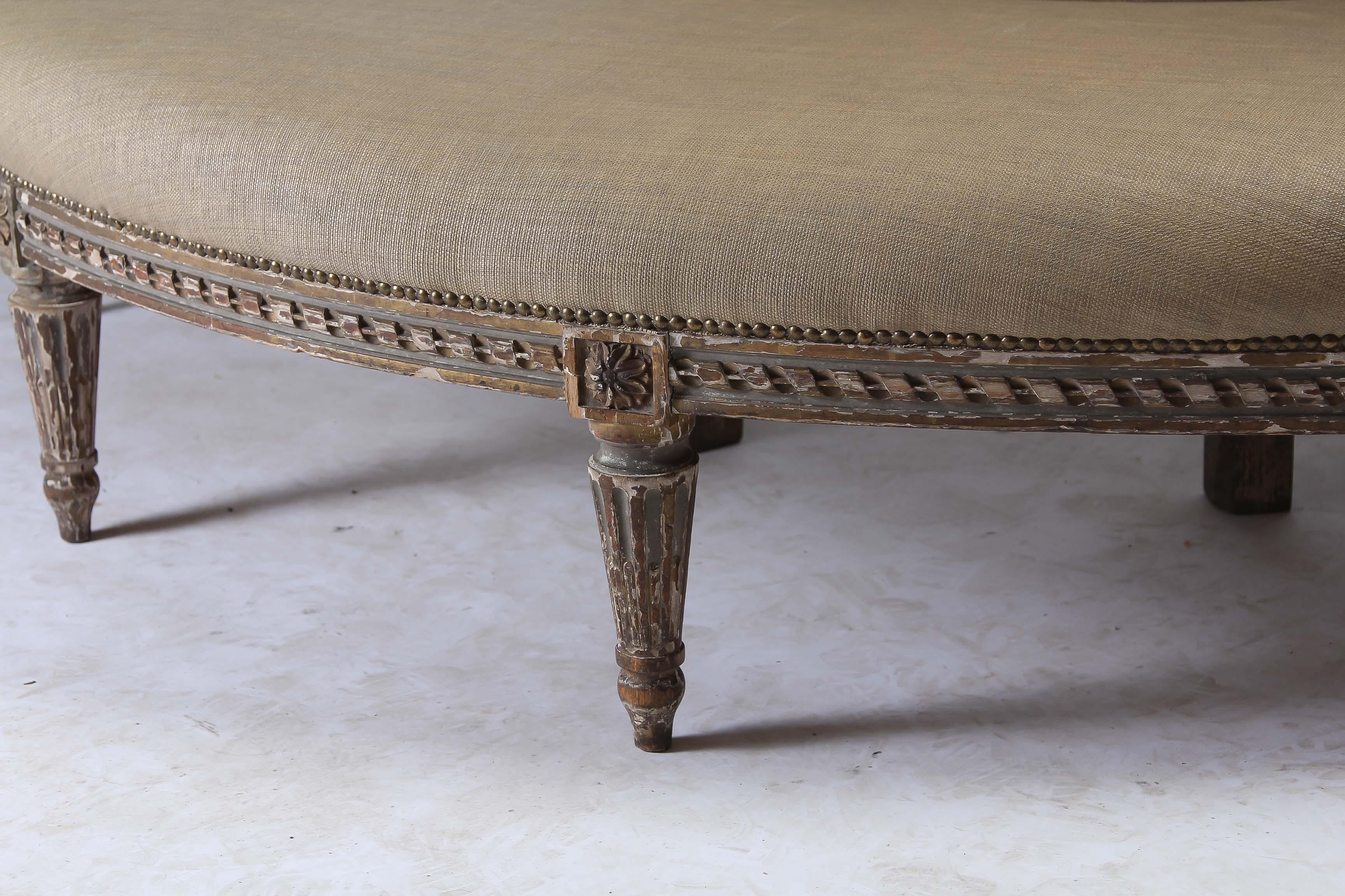 Louis XVI. Demi-Lune- Banquette aus bemaltem Holz im Zustand „Gut“ im Angebot in Vista, CA