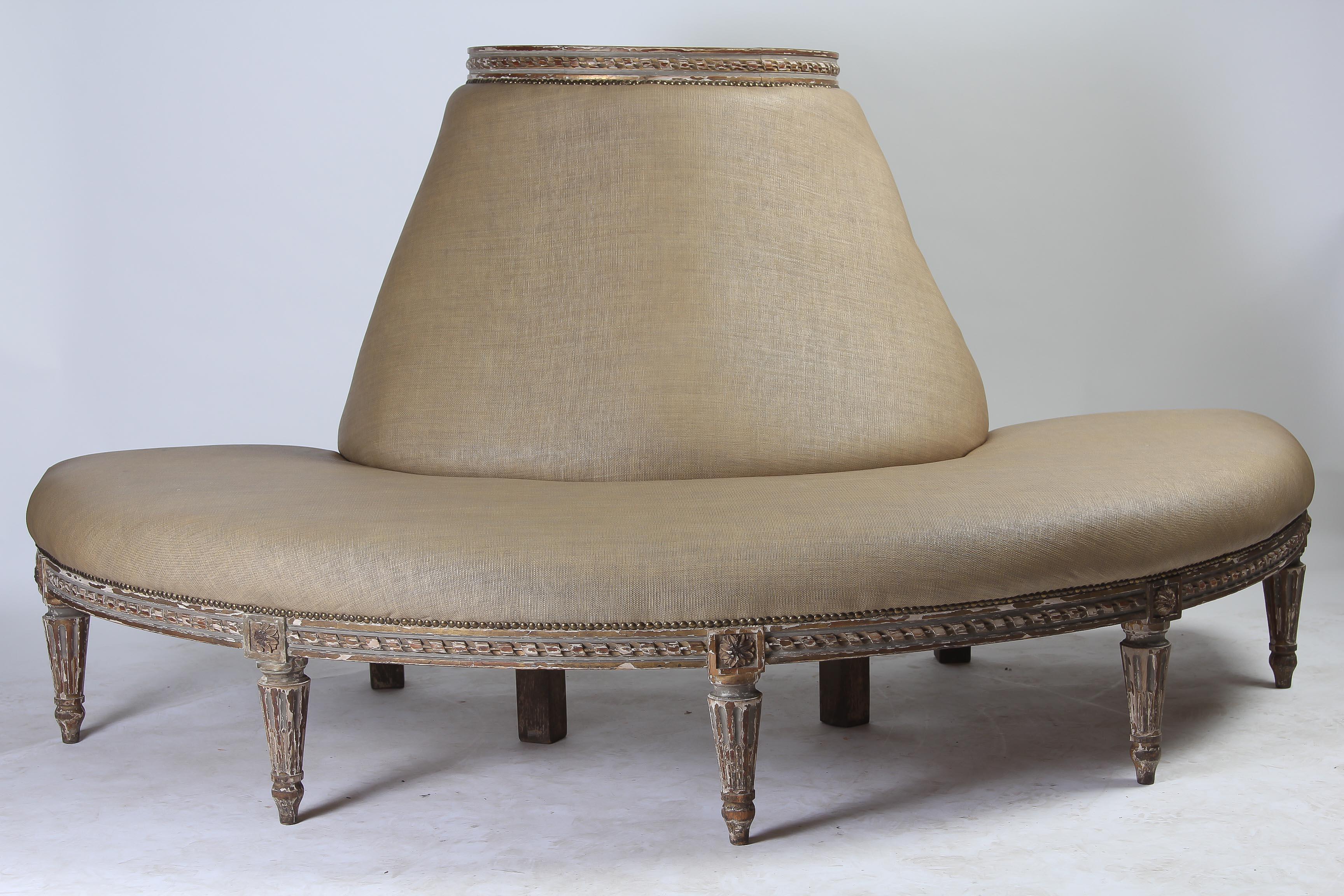Louis XVI. Demi-Lune- Banquette aus bemaltem Holz (Hartholz) im Angebot