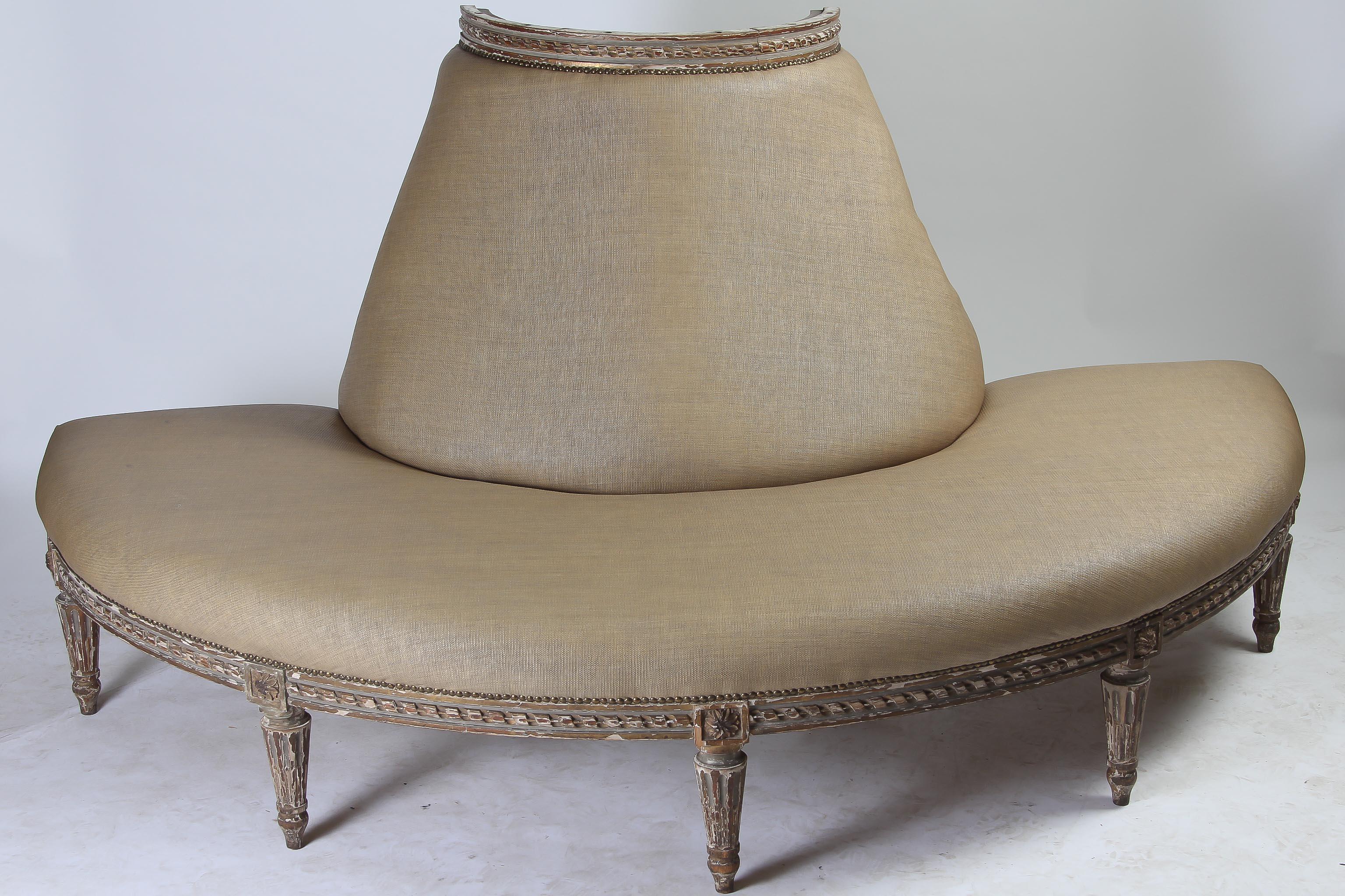 Louis XVI. Demi-Lune- Banquette aus bemaltem Holz im Angebot 1