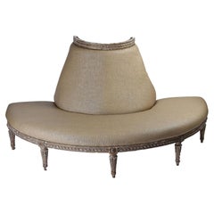 Louis XVI. Demi-Lune- Banquette aus bemaltem Holz