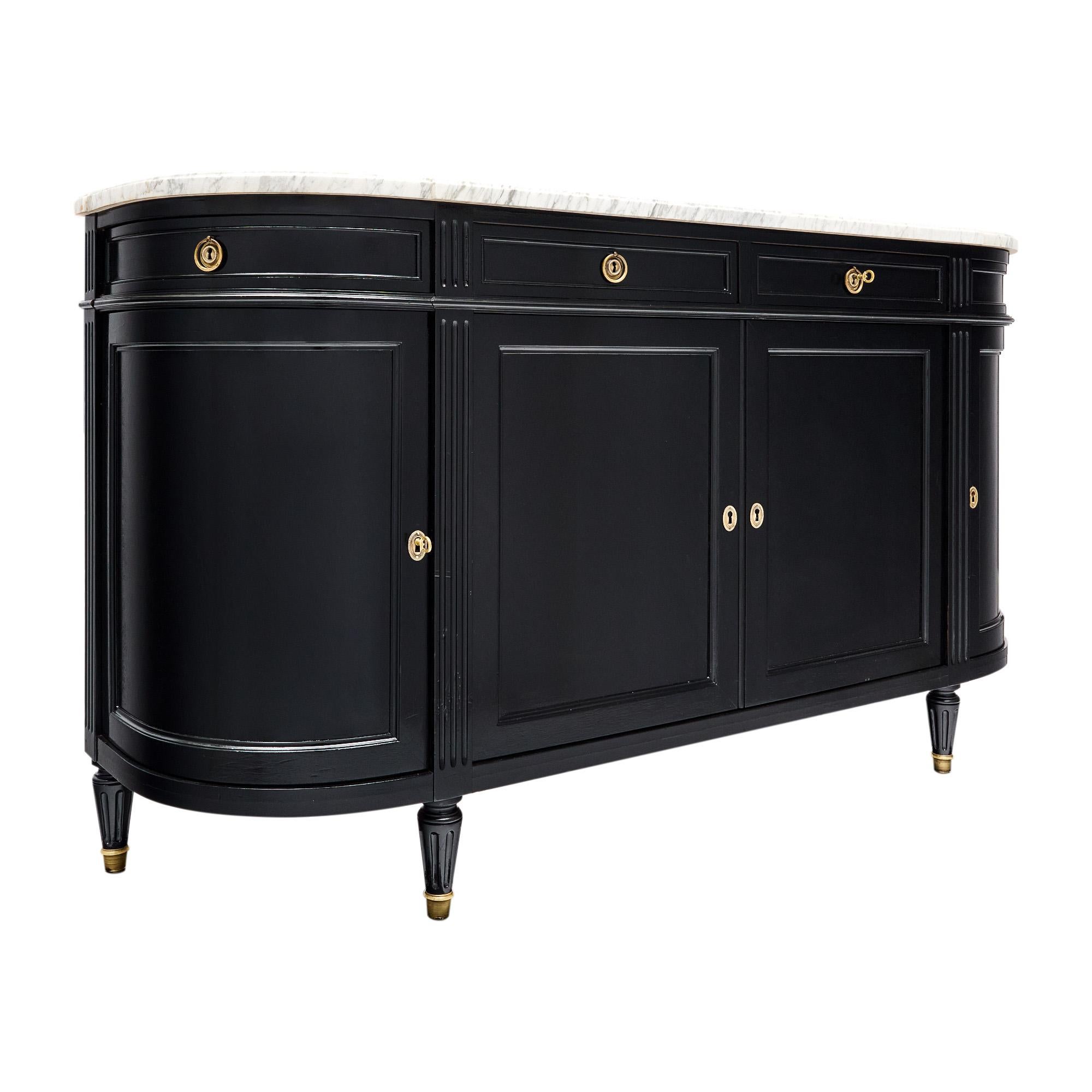 Buffet francese in stile Luigi XVI. Questo pezzo è realizzato in legno massiccio, principalmente mogano. È stato completamente ebanizzato e rifinito con una lucentezza francese. Ci sono quattro porte che si aprono su scaffali interni, tra cui due