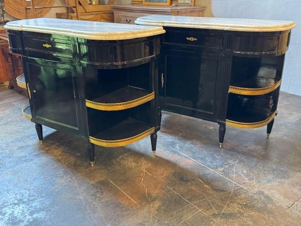 Server Luigi XVI laccato nero, in ottone e marmo di Carrara. (coppia disponibile). Stai guardando un pezzo che fonde l'eleganza neoclassica con audaci finiture moderne: un server laccato nero pianoforte in stile Luigi XVI con accenti in ottone e un