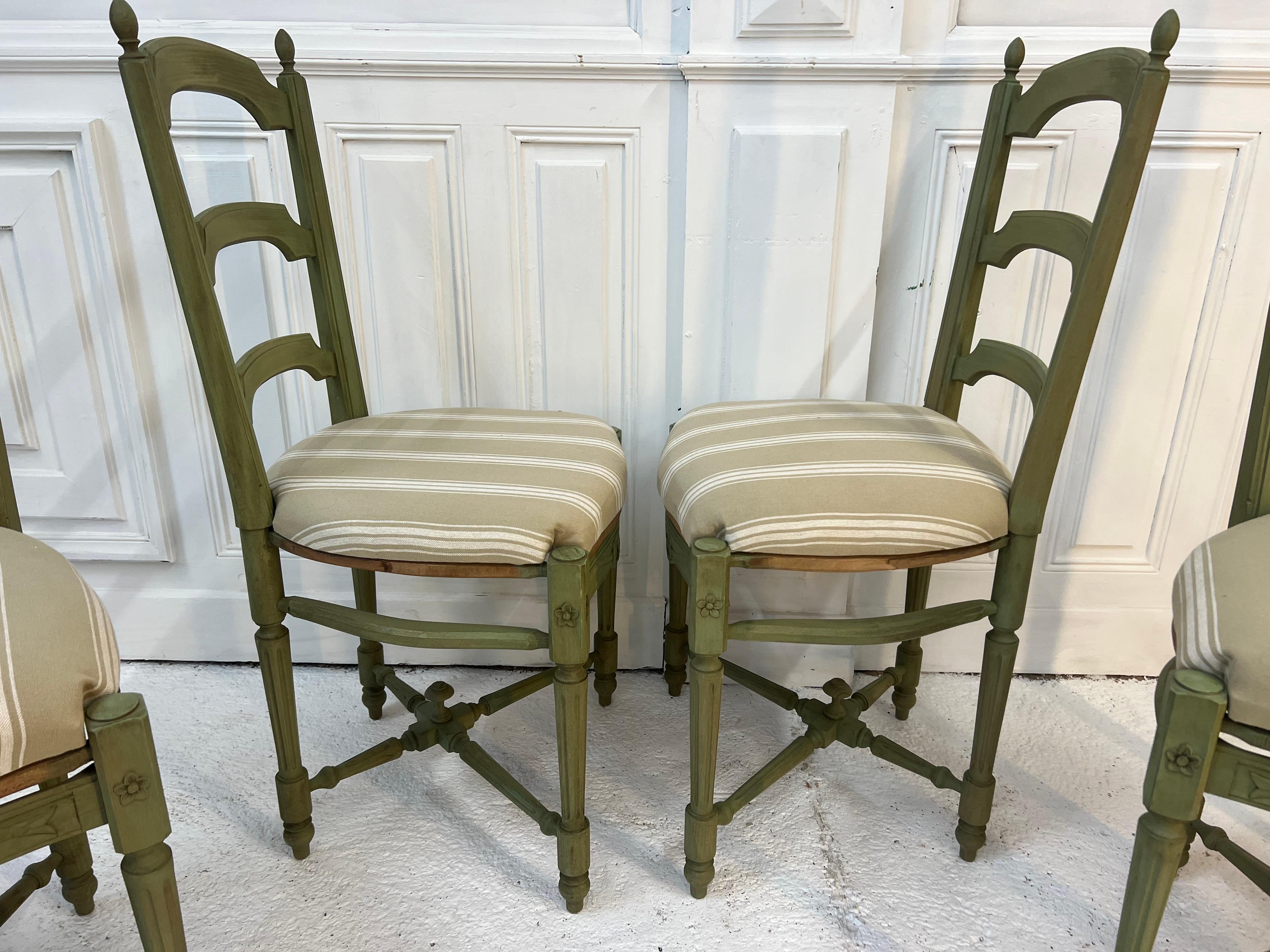 Louis XVI.-Esszimmerstühle, XX. Jahrhundert  (Textil) im Angebot