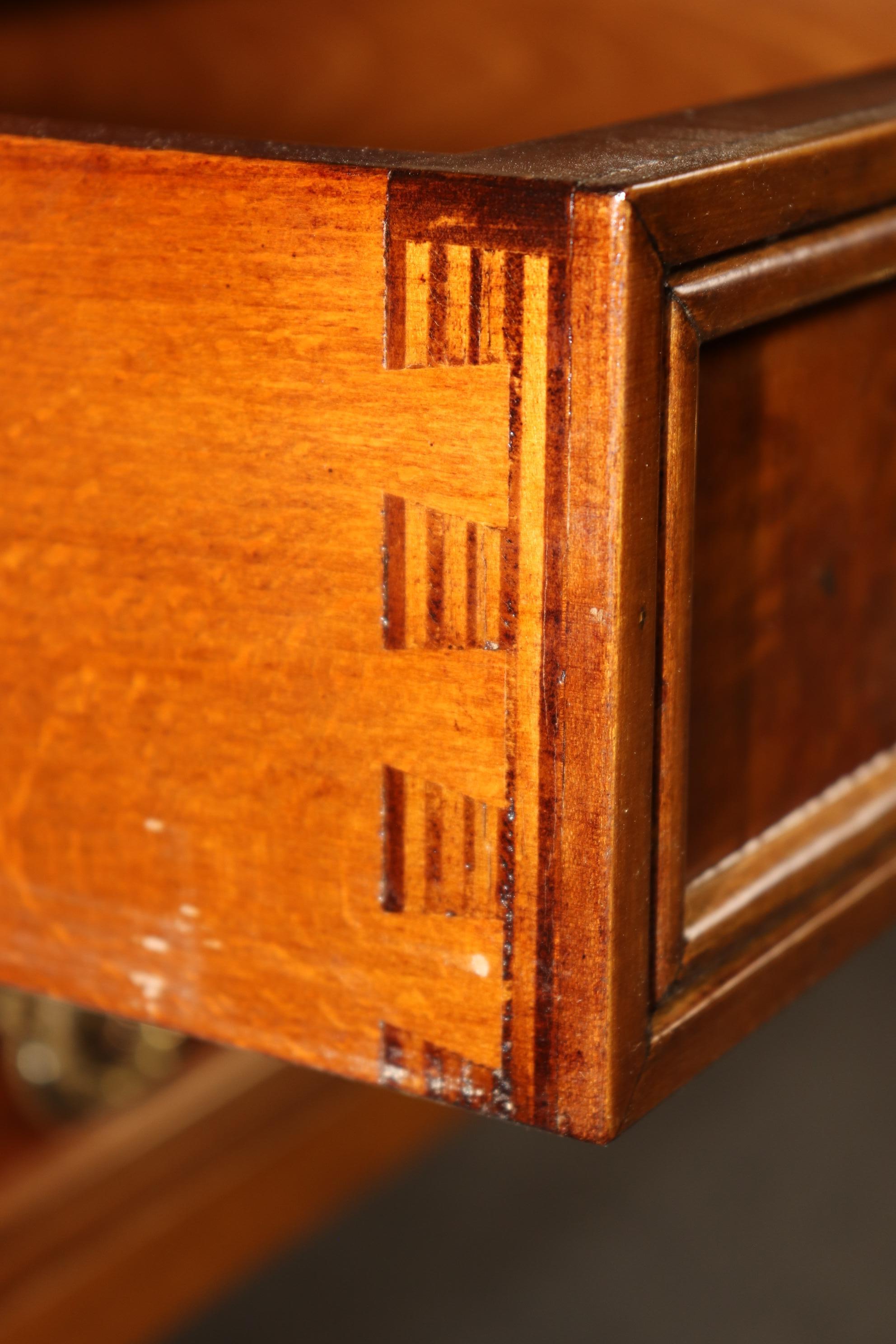 Bureau de style Directoire Louis XVI monté sur laiton et dessus en cuir 2