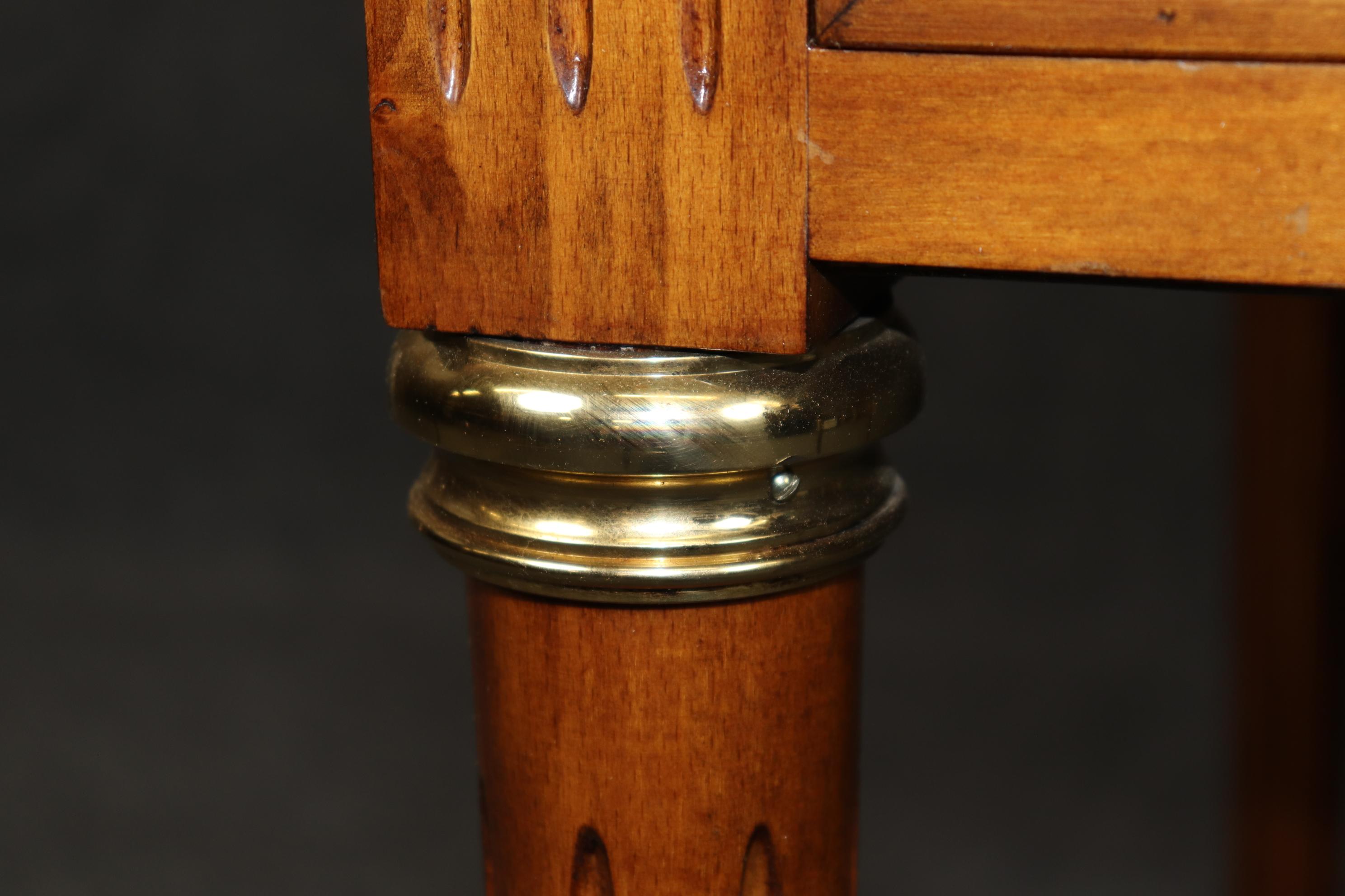 Bureau de style Directoire Louis XVI monté sur laiton et dessus en cuir 4