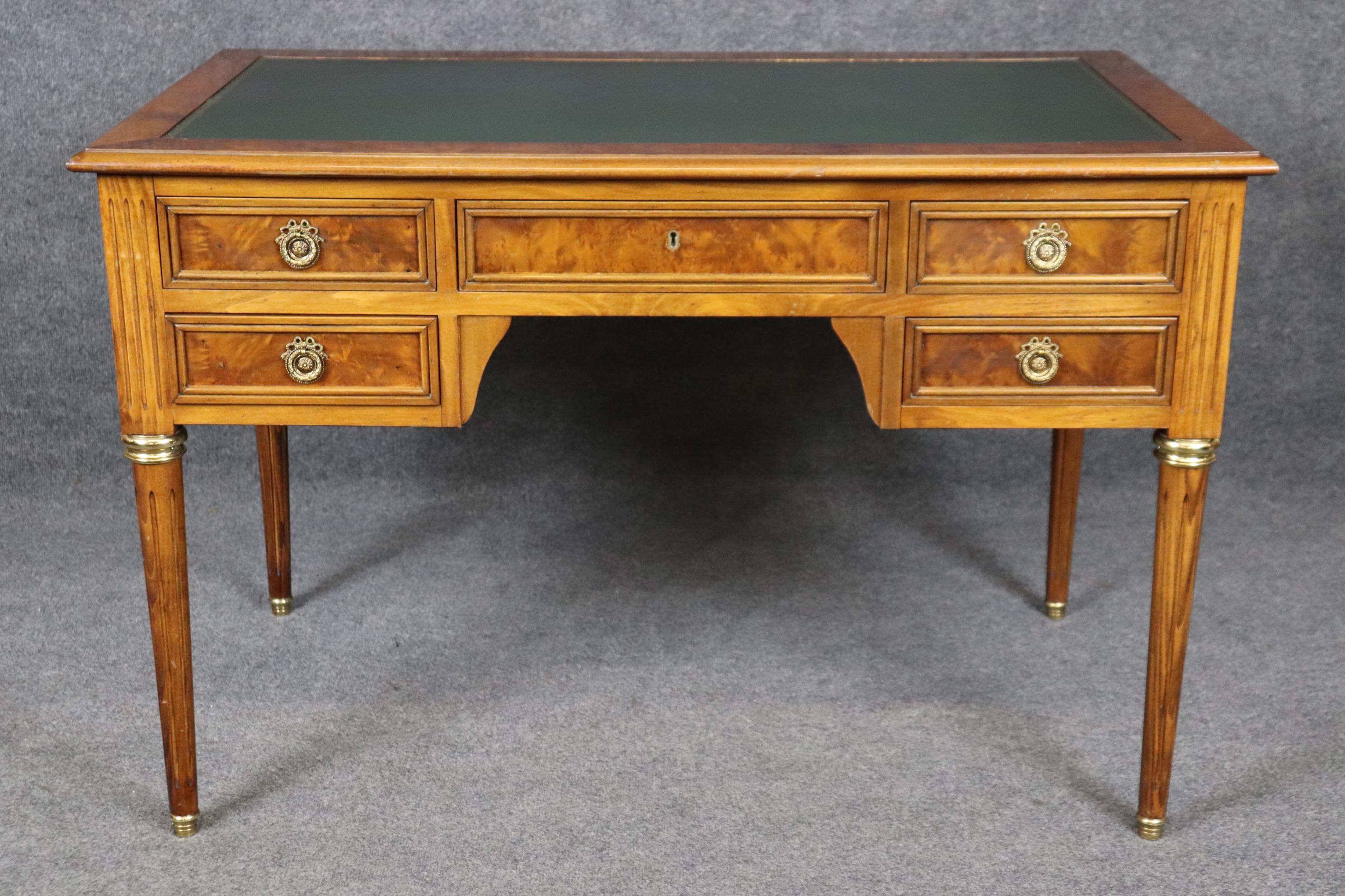 Dimensions - H : 31 1/2in W : 47 1/4in D : 27 1/2in 

Ce bureau vintage en cuir de style Louis XVI est un exemple de mobilier de qualité du milieu du 20e siècle !  Cette pièce est parfaite pour toute chambre à coucher, salon ou bureau et est équipée