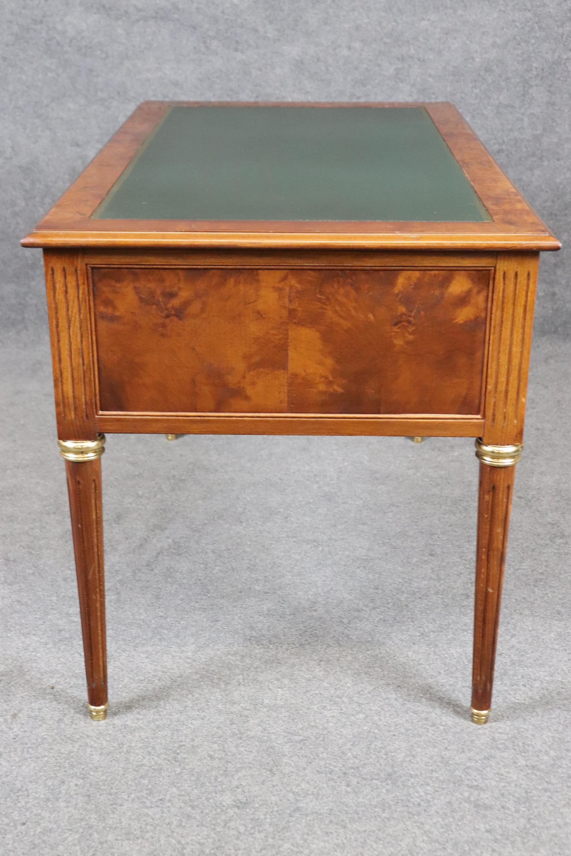 Inconnu Bureau de style Directoire Louis XVI monté sur laiton et dessus en cuir