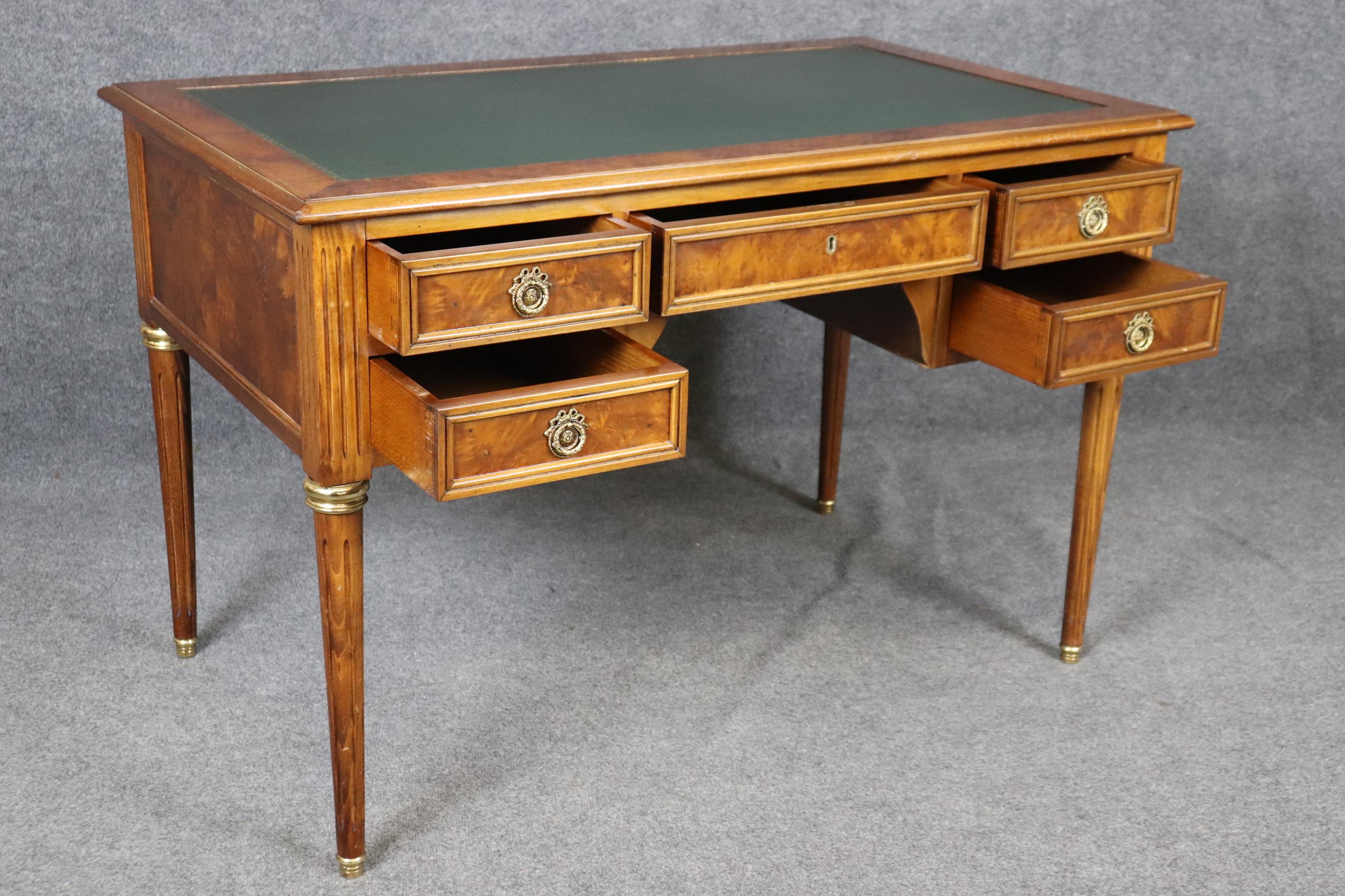 Embossé Bureau de style Directoire Louis XVI monté sur laiton et dessus en cuir