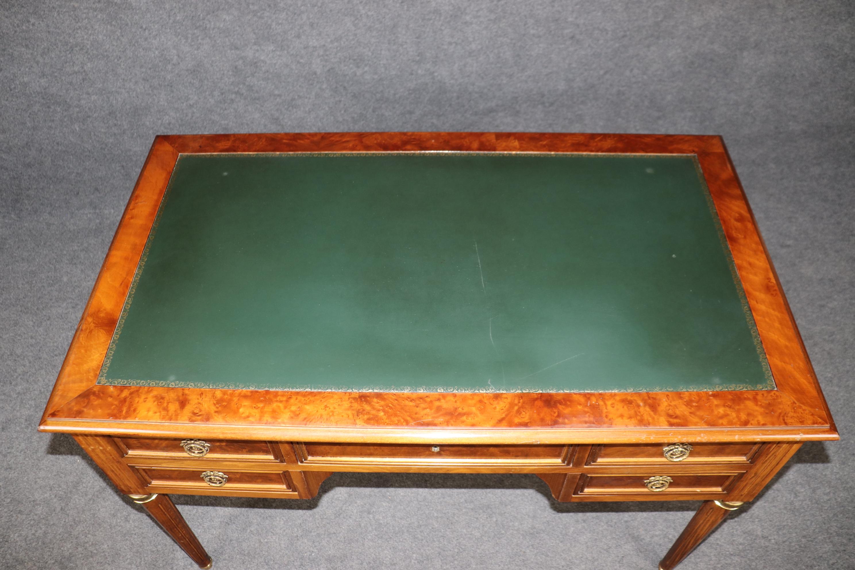Bureau de style Directoire Louis XVI monté sur laiton et dessus en cuir Bon état à Swedesboro, NJ