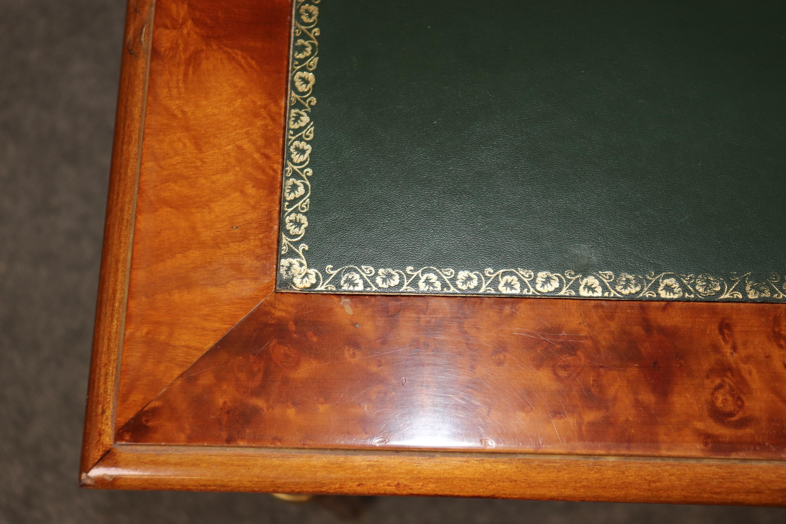 20ième siècle Bureau de style Directoire Louis XVI monté sur laiton et dessus en cuir