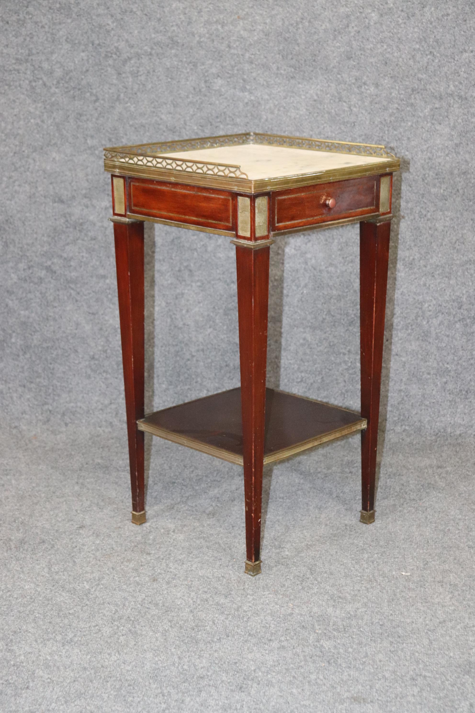 Ce stand français de style Louis XVI à plateau en marbre est de la plus haute qualité et est vraiment remarquable ! Bien que petite, cette petite table d'appoint a du punch et sera certainement un sujet de conversation ! Ce support peut être associé