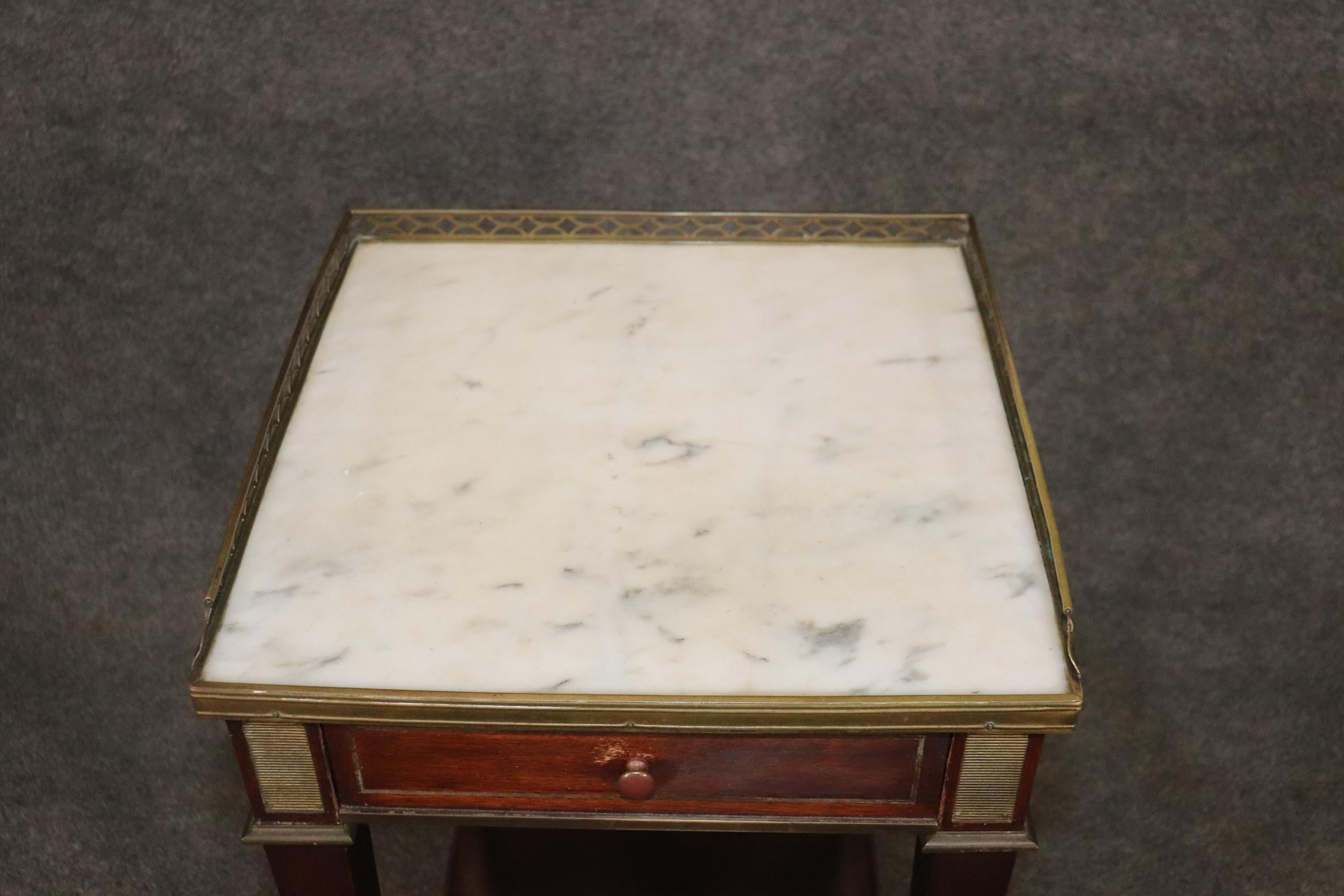 Support de style Directoire français Louis XVI en acajou et marbre, vers 1910 Bon état - En vente à Swedesboro, NJ