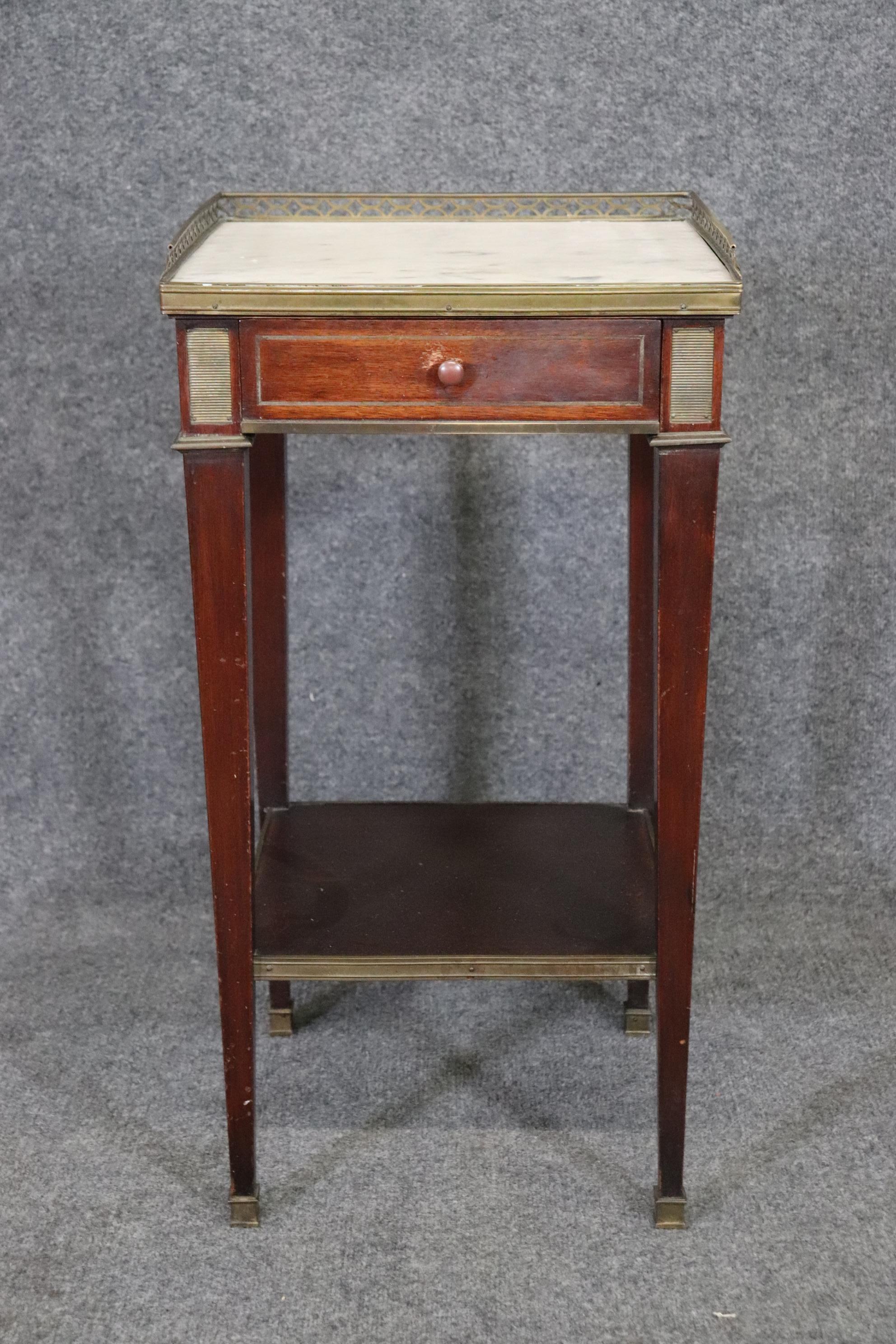 Début du 20ème siècle Support de style Directoire français Louis XVI en acajou et marbre, vers 1910 en vente