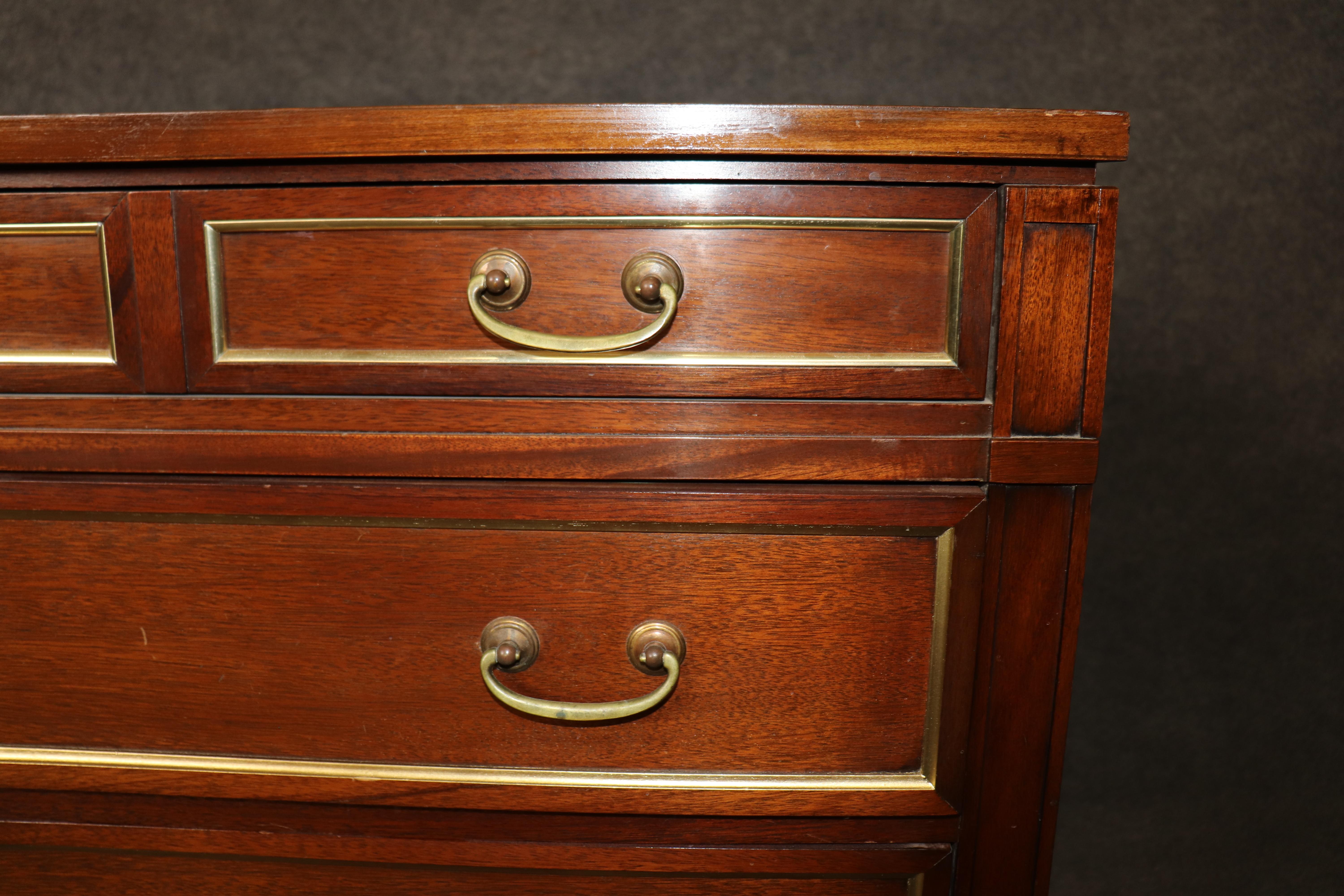 Kommode mit 4 Schubladen im Directoire-Stil aus Mahagoni im Louis-XVI.-Stil, ca. 1940er Jahre im Angebot 3
