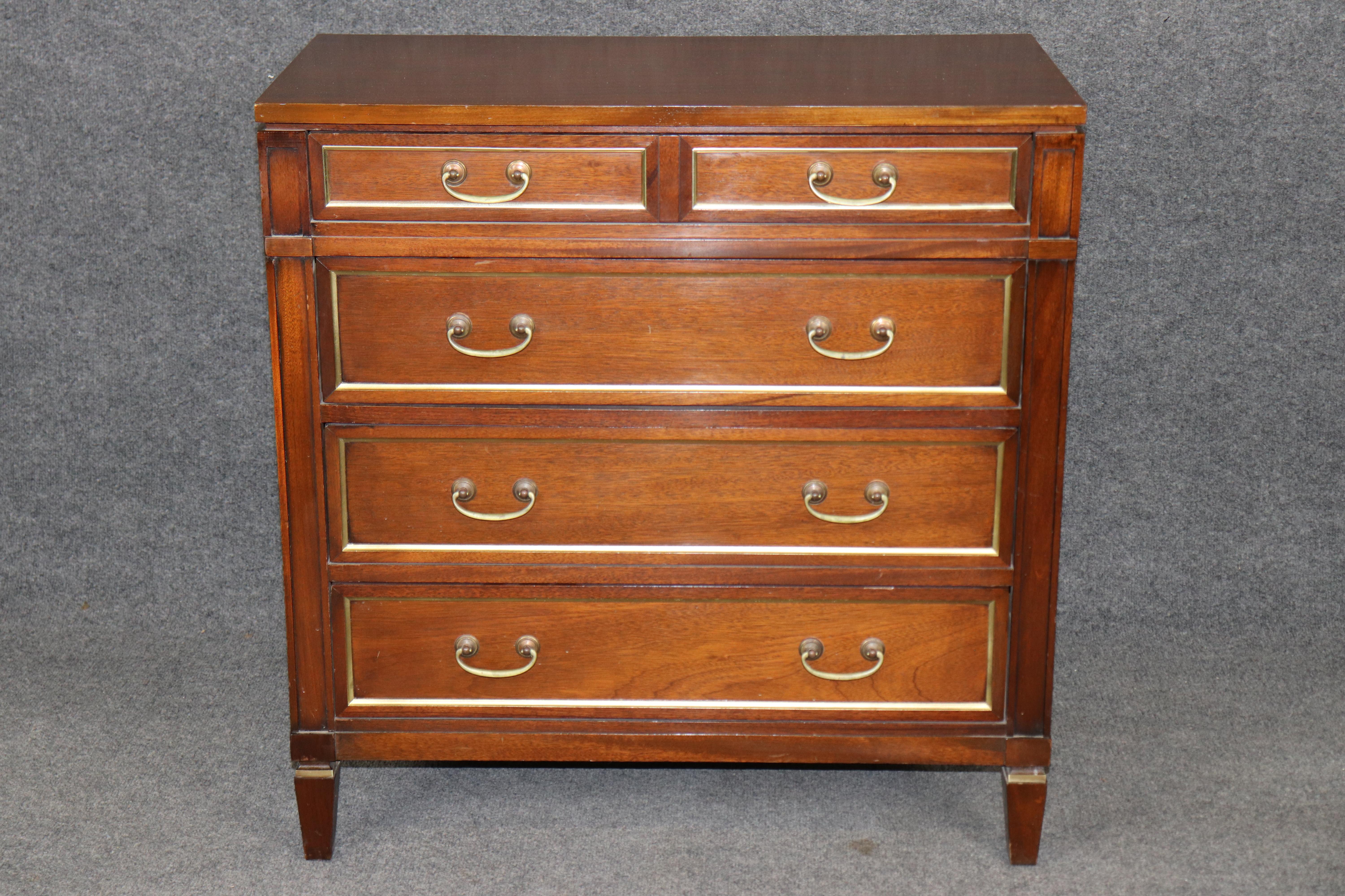 Abmessungen - H: 32 1/4 in B: 31 in T: 16 1/4 in 

Diese Kommode aus Mahagoni im Louis XVI-Directoire-Stil aus den 1940er Jahren bringt schlichte Eleganz und zeitlose Schönheit in Ihren Raum. Diese exquisite Kommode fängt meisterhaft die