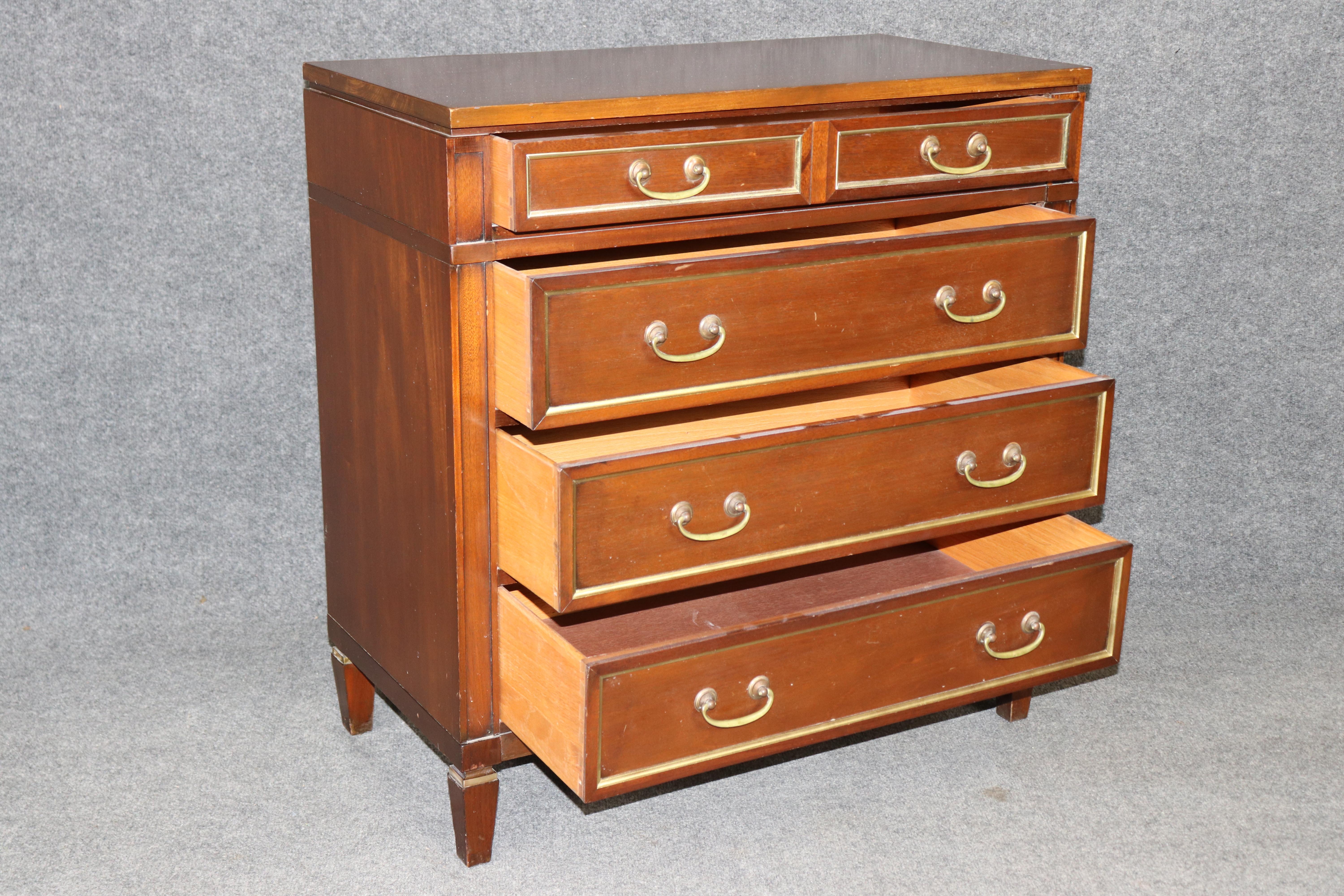 Kommode mit 4 Schubladen im Directoire-Stil aus Mahagoni im Louis-XVI.-Stil, ca. 1940er Jahre im Zustand „Gut“ im Angebot in Swedesboro, NJ