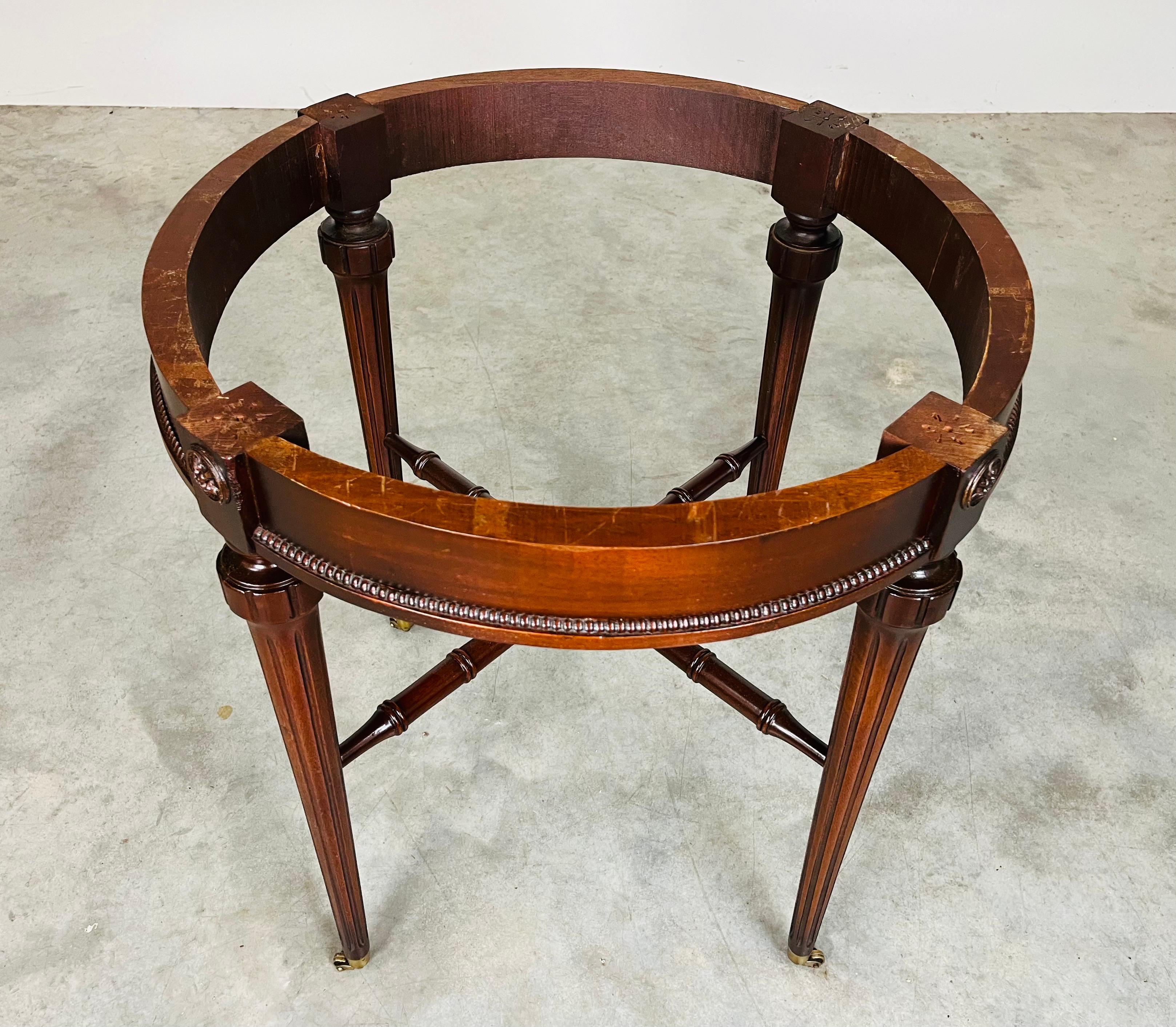 Français Table à Gueridon en acajou sculpté et marbre Portoro de style Louis XVI Directoire en vente
